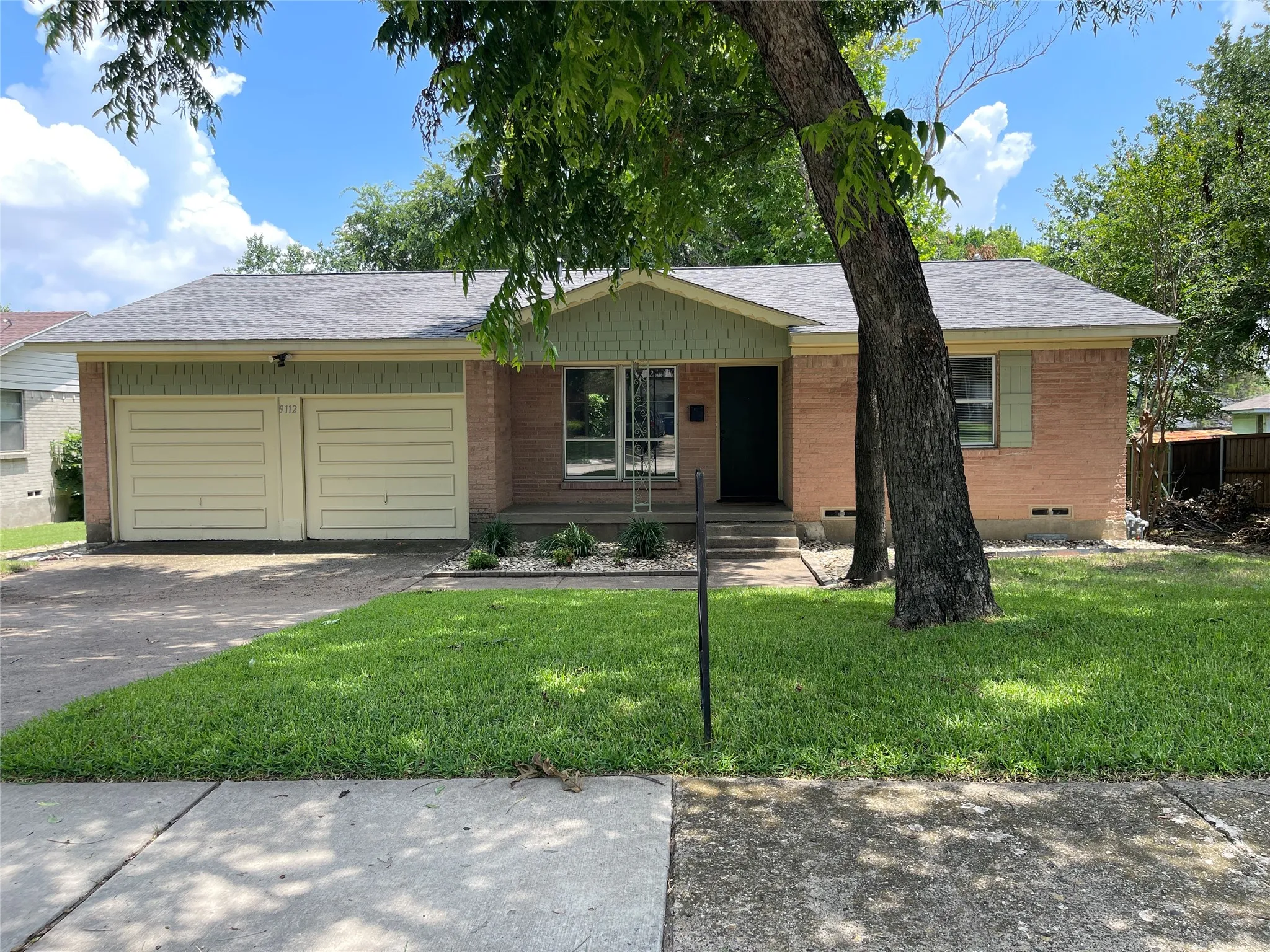 Single Family Residence For Sale in Dallas County , 9112 Clearwater Drive, Dallas, Texas 75243, 3 Bedroom, 2 Bathroom, 2 Garage spaces, 1,136 Sqft, built in 1959, mls#21307864, Real Estate Agent in Dallas, Homes For Sale in Dallas county, Homes For Sale in Dallas, Realtor in Dallas Texas, Real Estate Brokerage Independent Realty Texas, Luminita Cordes Realtor