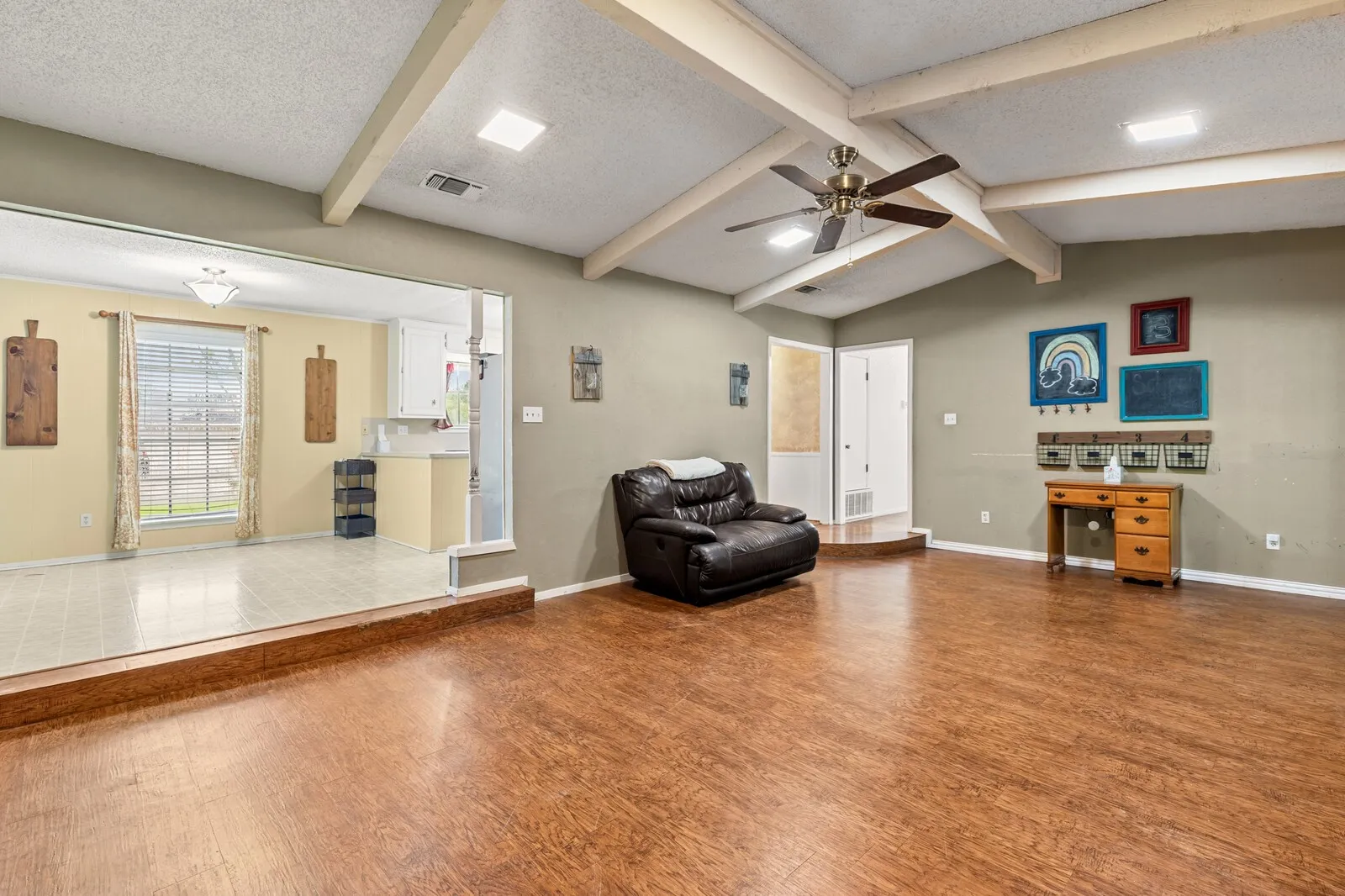 Single Family Residence For Sale in Mc Lennan County , 505 Pinewood Lane, Hewitt, Texas 76643, 3 Bedroom, 2 Bathroom, 2 Garage spaces, 1,740 Sqft, built in 1976, mls#21308442, Real Estate Agent in Hewitt, Homes For Sale in Mc Lennan county, Homes For Sale in Hewitt, Realtor in Hewitt Texas, Real Estate Brokerage Independent Realty Texas, Luminita Cordes Realtor