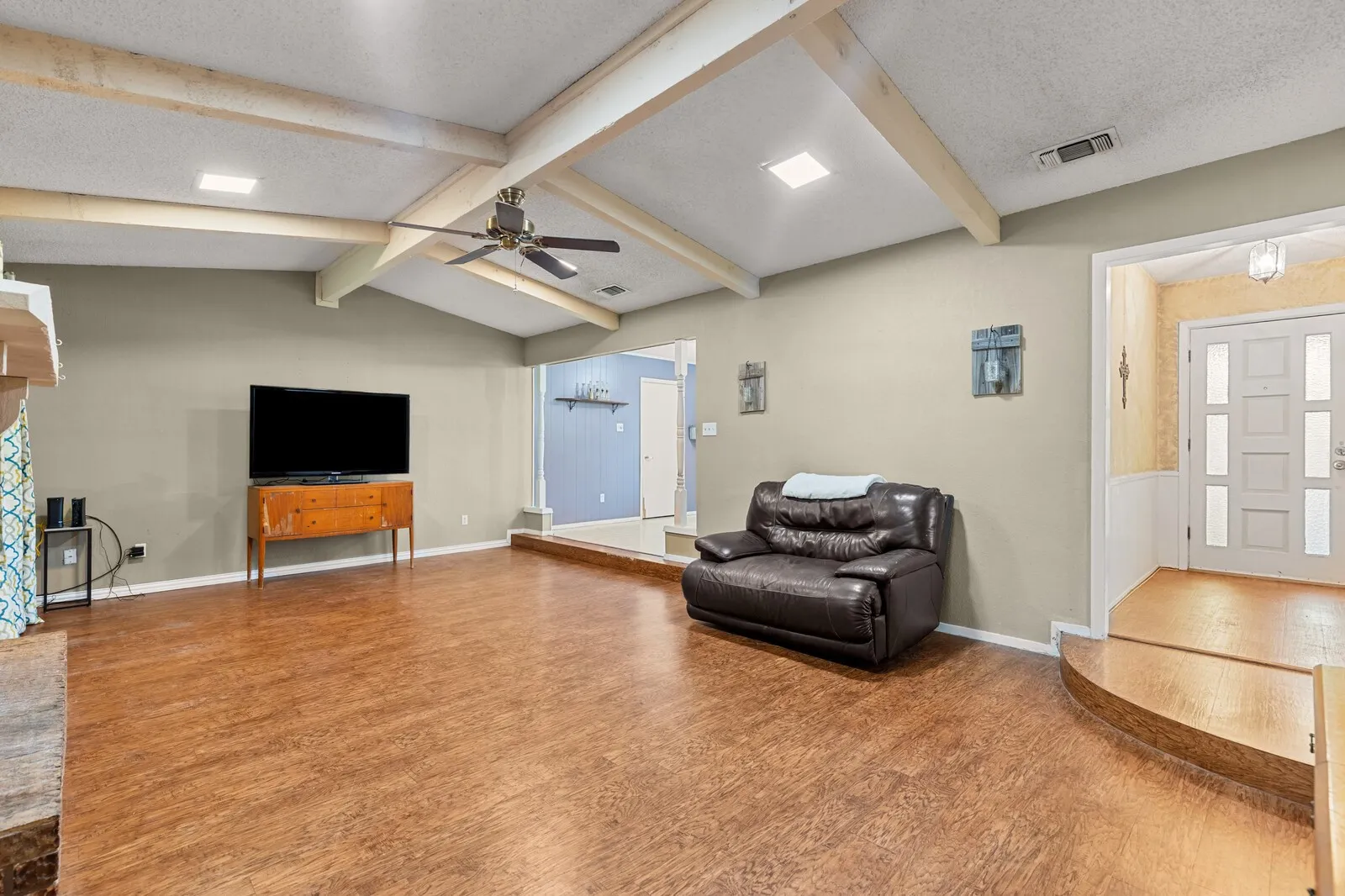 Single Family Residence For Sale in Mc Lennan County , 505 Pinewood Lane, Hewitt, Texas 76643, 3 Bedroom, 2 Bathroom, 2 Garage spaces, 1,740 Sqft, built in 1976, mls#21308442, Real Estate Agent in Hewitt, Homes For Sale in Mc Lennan county, Homes For Sale in Hewitt, Realtor in Hewitt Texas, Real Estate Brokerage Independent Realty Texas, Luminita Cordes Realtor