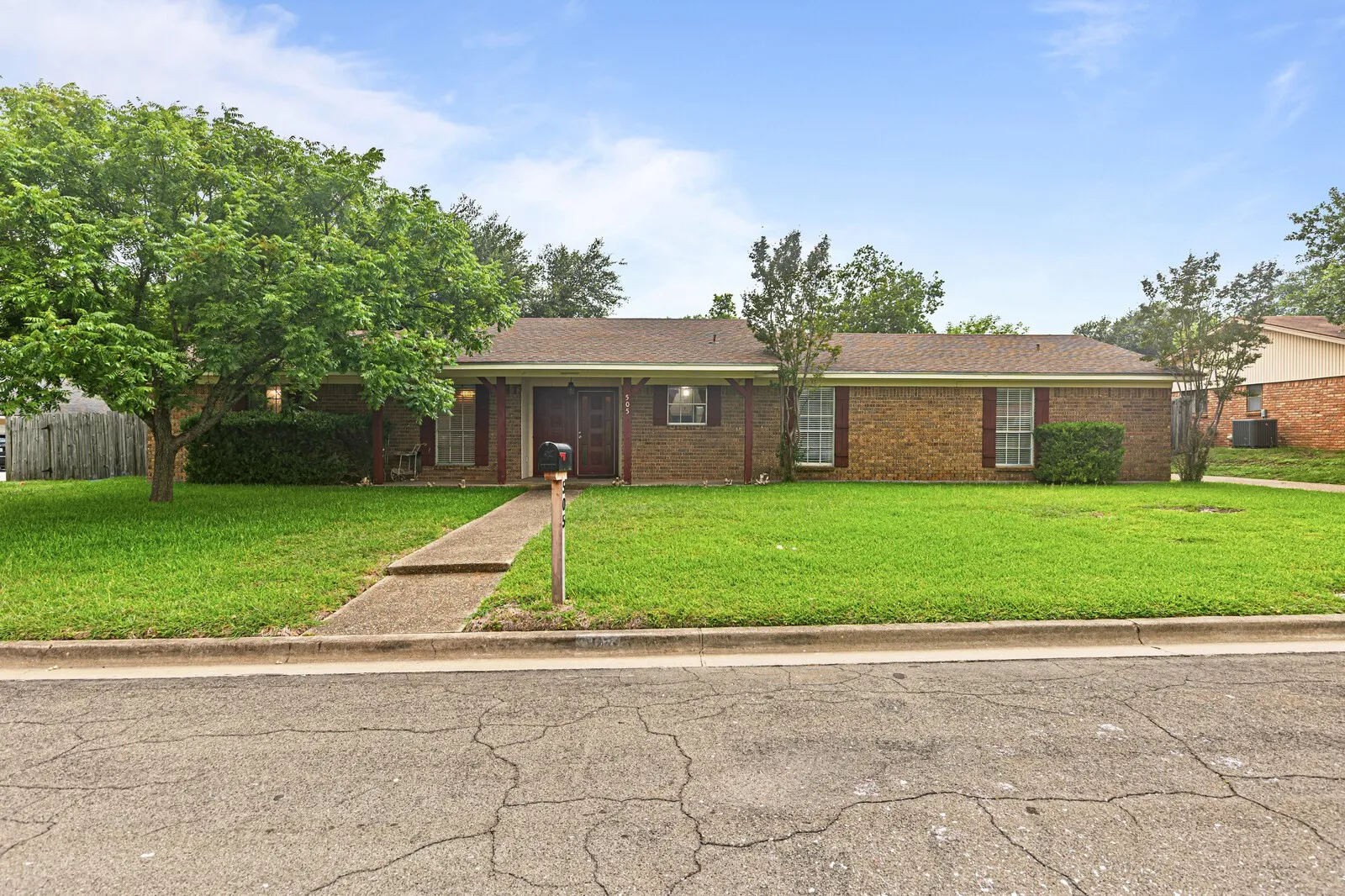 Single Family Residence For Sale in Mc Lennan County , 505 Pinewood Lane, Hewitt, Texas 76643, 3 Bedroom, 2 Bathroom, 2 Garage spaces, 1,740 Sqft, built in 1976, mls#21308442, Real Estate Agent in Hewitt, Homes For Sale in Mc Lennan county, Homes For Sale in Hewitt, Realtor in Hewitt Texas, Real Estate Brokerage Independent Realty Texas, Luminita Cordes Realtor