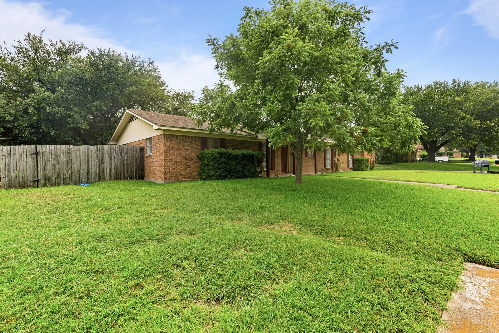 Single Family Residence For Sale in Mc Lennan County , 505 Pinewood Lane, Hewitt, Texas 76643, 3 Bedroom, 2 Bathroom, 2 Garage spaces, 1,740 Sqft, built in 1976, mls#21308442, Real Estate Agent in Hewitt, Homes For Sale in Mc Lennan county, Homes For Sale in Hewitt, Realtor in Hewitt Texas, Real Estate Brokerage Independent Realty Texas, Luminita Cordes Realtor