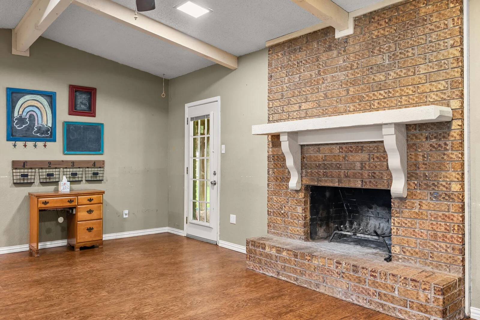 Single Family Residence For Sale in Mc Lennan County , 505 Pinewood Lane, Hewitt, Texas 76643, 3 Bedroom, 2 Bathroom, 2 Garage spaces, 1,740 Sqft, built in 1976, mls#21308442, Real Estate Agent in Hewitt, Homes For Sale in Mc Lennan county, Homes For Sale in Hewitt, Realtor in Hewitt Texas, Real Estate Brokerage Independent Realty Texas, Luminita Cordes Realtor