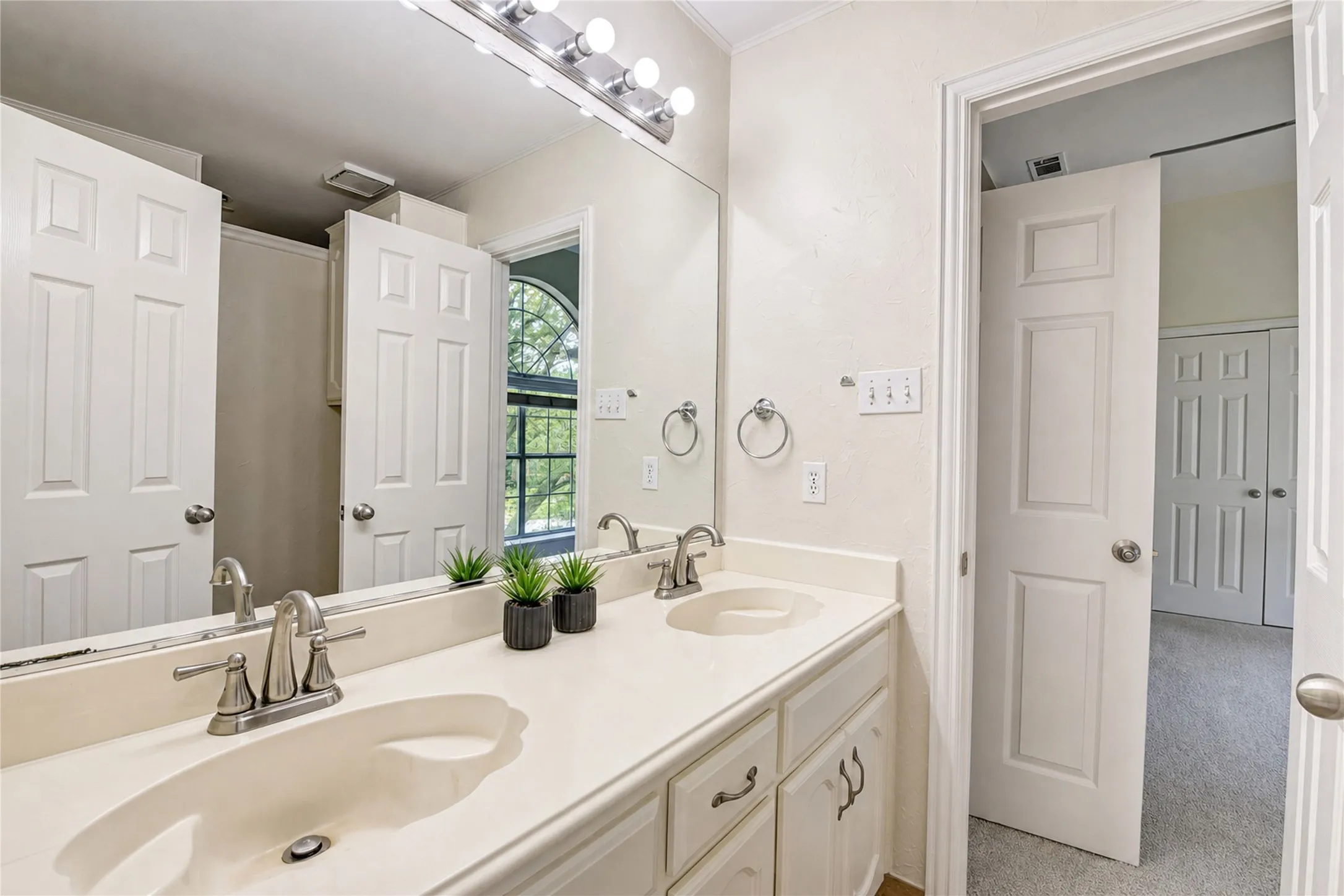 Single Family Residence For Sale in Tarrant County , 948 Tealwood Drive, Keller, Texas 76248, 4 Bedroom, 4 Bathroom, 2 Garage spaces, 2,842 Sqft, built in 1992, mls#21308198, Real Estate Agent in Keller, Homes For Sale in Tarrant county, Homes For Sale in Keller, Realtor in Keller Texas, Real Estate Brokerage Independent Realty Texas, Luminita Cordes Realtor
