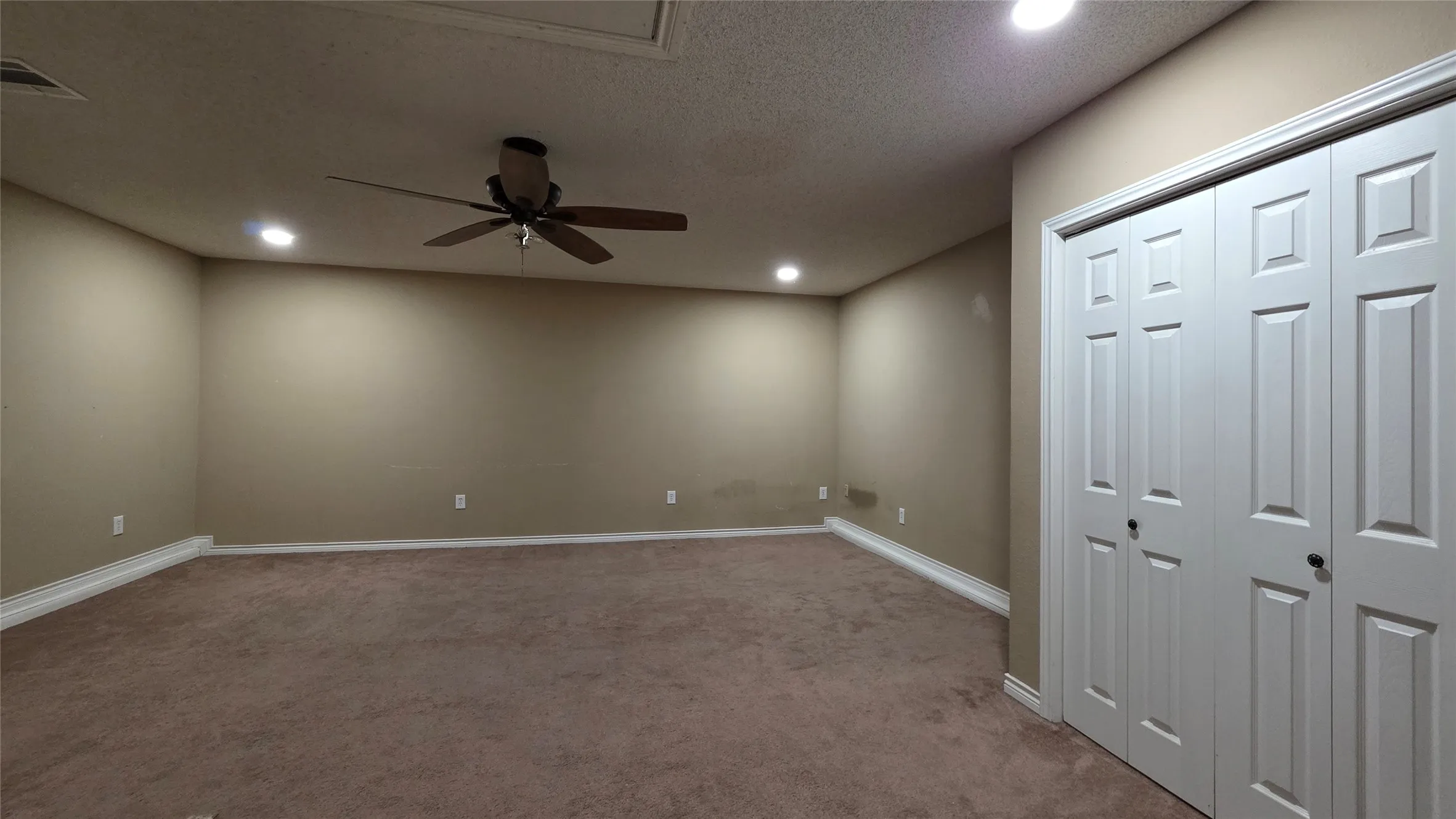 Single Family Residence For Rent in Hunt County , 108 Indian Oaks Trail, West Tawakoni, Texas 75474, 4 Bedroom, 2 Bathroom, Garage spaces, 2,332 Sqft, built in 2002, mls#21308501, Real Estate Agent in West Tawakoni, Homes For Rent in Hunt county, Homes For Rent in West Tawakoni, Realtor in West Tawakoni Texas, Real Estate Brokerage Independent Realty Texas, Luminita Cordes Realtor