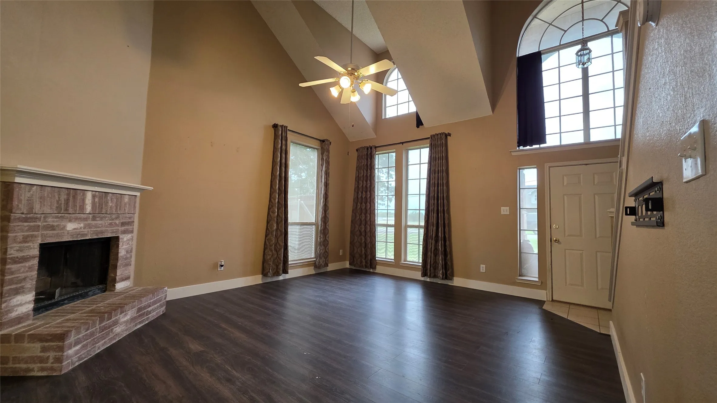 Single Family Residence For Rent in Hunt County , 108 Indian Oaks Trail, West Tawakoni, Texas 75474, 4 Bedroom, 2 Bathroom, Garage spaces, 2,332 Sqft, built in 2002, mls#21308501, Real Estate Agent in West Tawakoni, Homes For Rent in Hunt county, Homes For Rent in West Tawakoni, Realtor in West Tawakoni Texas, Real Estate Brokerage Independent Realty Texas, Luminita Cordes Realtor