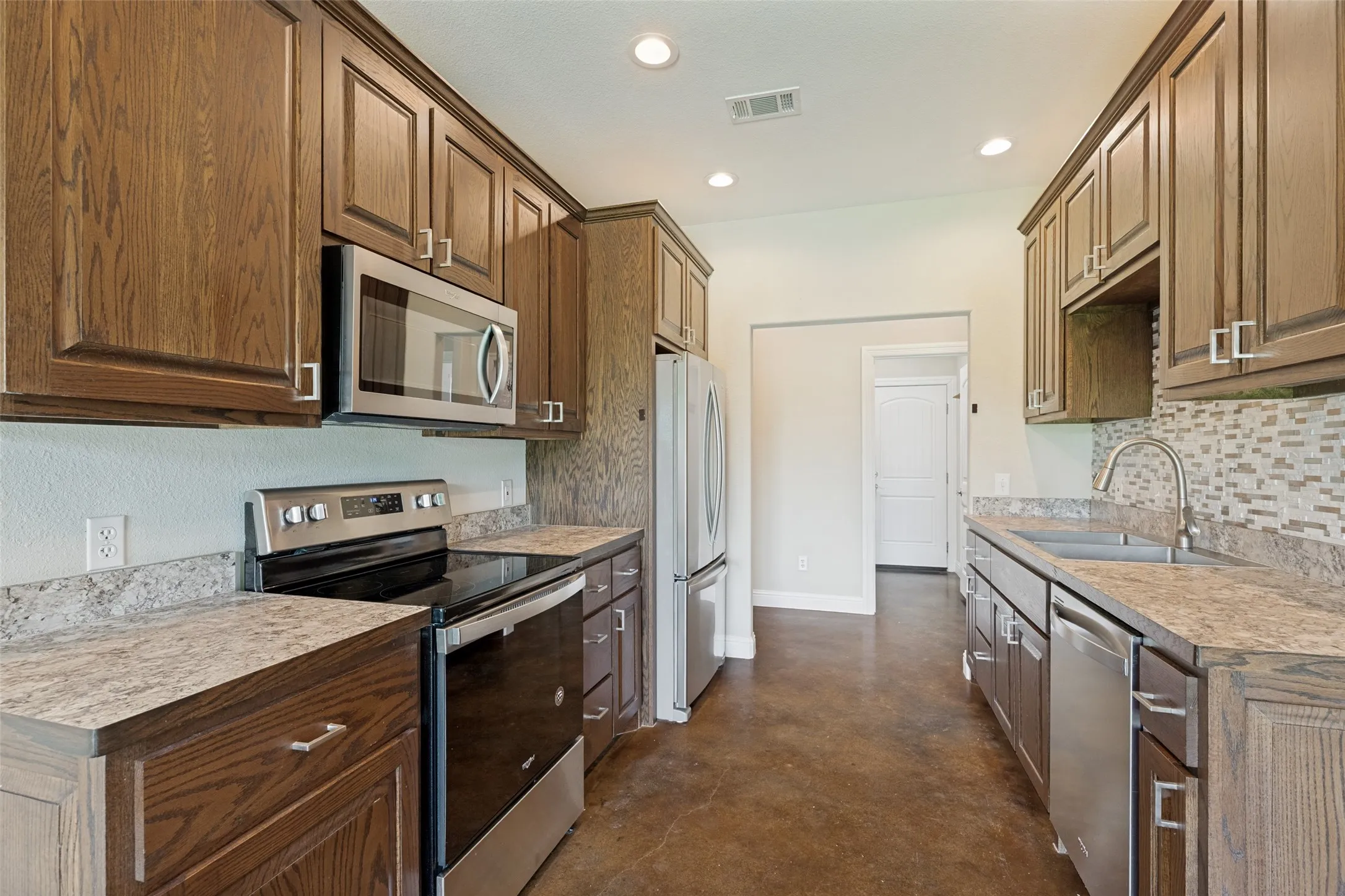 Single Family Residence For Sale in Fannin County , 107 Indian Creek, Trenton, Texas 75490, 3 Bedroom, 2 Bathroom, 2 Garage spaces, 1,621 Sqft, built in 2019, mls#21308009, Real Estate Agent in Trenton, Homes For Sale in Fannin county, Homes For Sale in Trenton, Realtor in Trenton Texas, Real Estate Brokerage Independent Realty Texas, Luminita Cordes Realtor