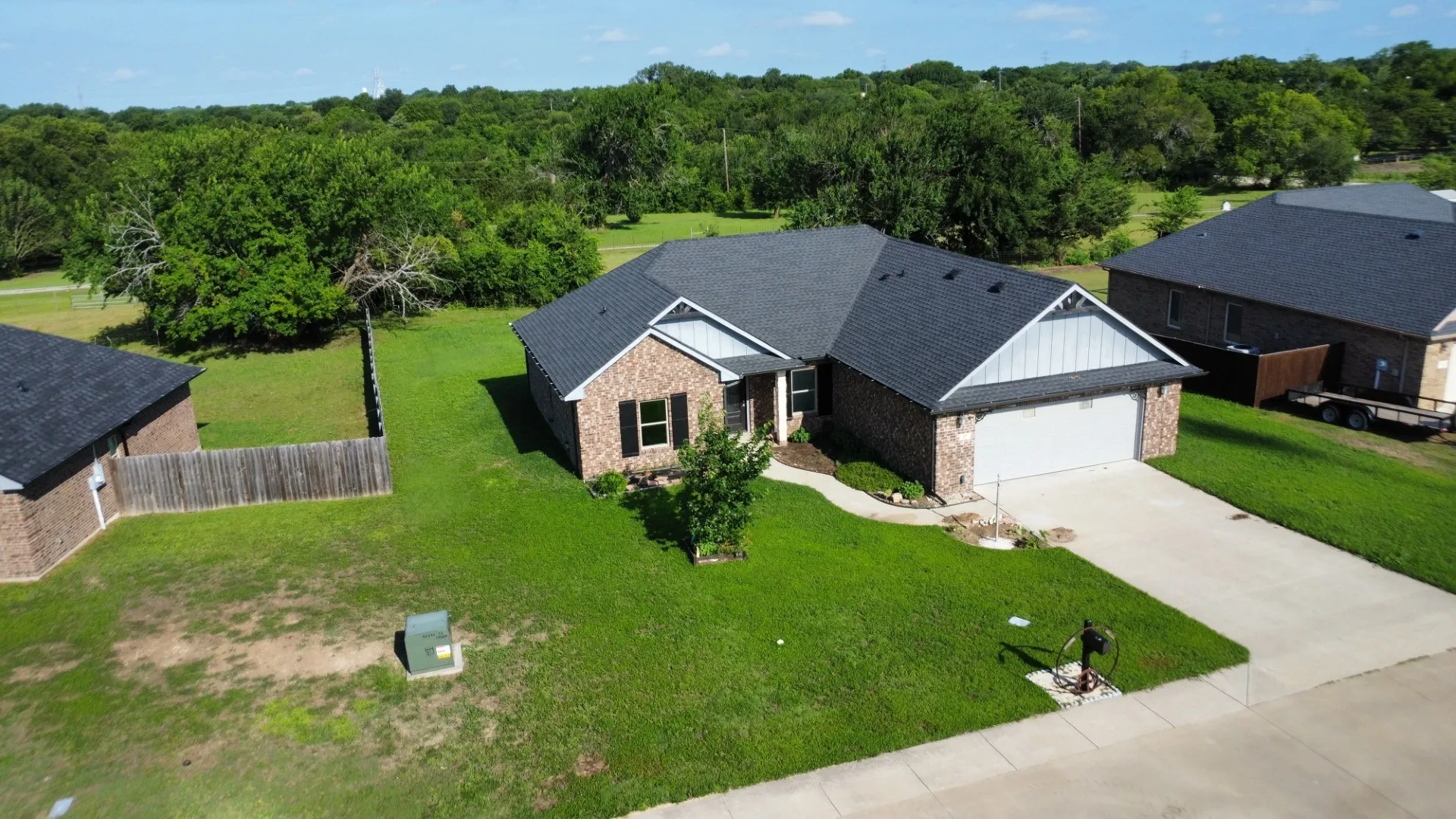 Single Family Residence For Sale in Fannin County , 107 Indian Creek, Trenton, Texas 75490, 3 Bedroom, 2 Bathroom, 2 Garage spaces, 1,621 Sqft, built in 2019, mls#21308009, Real Estate Agent in Trenton, Homes For Sale in Fannin county, Homes For Sale in Trenton, Realtor in Trenton Texas, Real Estate Brokerage Independent Realty Texas, Luminita Cordes Realtor