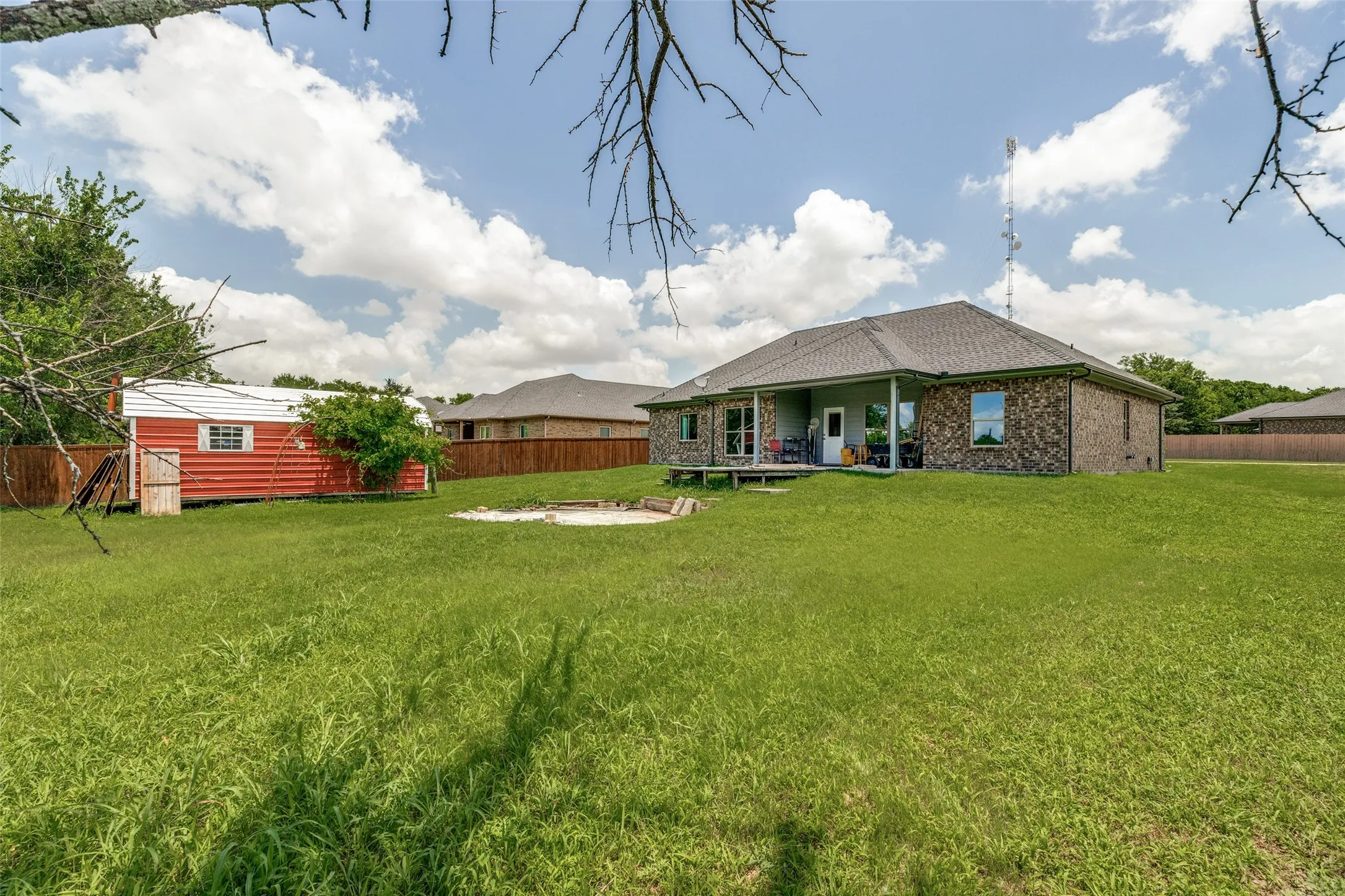 Single Family Residence For Sale in Fannin County , 107 Indian Creek, Trenton, Texas 75490, 3 Bedroom, 2 Bathroom, 2 Garage spaces, 1,621 Sqft, built in 2019, mls#21308009, Real Estate Agent in Trenton, Homes For Sale in Fannin county, Homes For Sale in Trenton, Realtor in Trenton Texas, Real Estate Brokerage Independent Realty Texas, Luminita Cordes Realtor