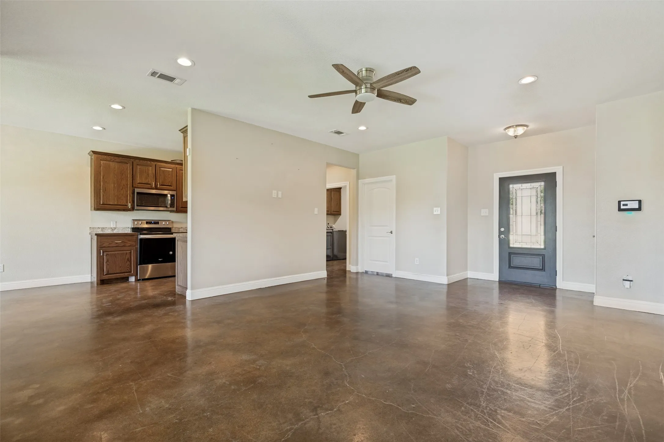 Single Family Residence For Sale in Fannin County , 107 Indian Creek, Trenton, Texas 75490, 3 Bedroom, 2 Bathroom, 2 Garage spaces, 1,621 Sqft, built in 2019, mls#21308009, Real Estate Agent in Trenton, Homes For Sale in Fannin county, Homes For Sale in Trenton, Realtor in Trenton Texas, Real Estate Brokerage Independent Realty Texas, Luminita Cordes Realtor