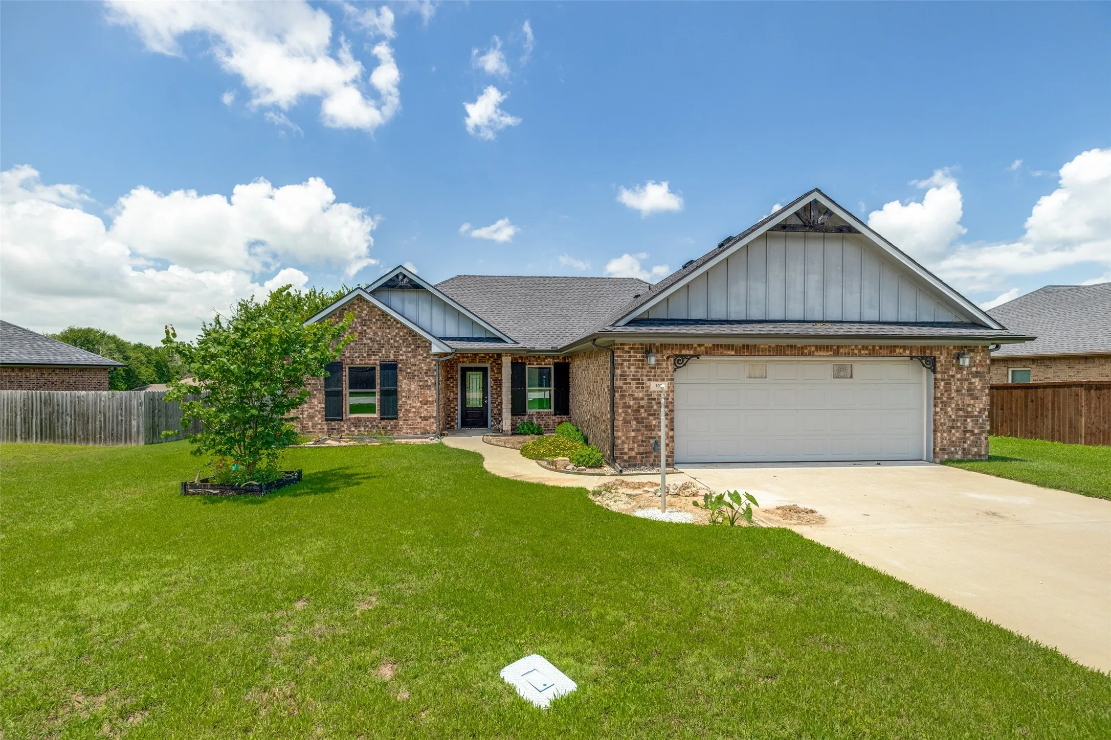 Single Family Residence For Sale in Fannin County , 107 Indian Creek, Trenton, Texas 75490, 3 Bedroom, 2 Bathroom, 2 Garage spaces, 1,621 Sqft, built in 2019, mls#21308009, Real Estate Agent in Trenton, Homes For Sale in Fannin county, Homes For Sale in Trenton, Realtor in Trenton Texas, Real Estate Brokerage Independent Realty Texas, Luminita Cordes Realtor
