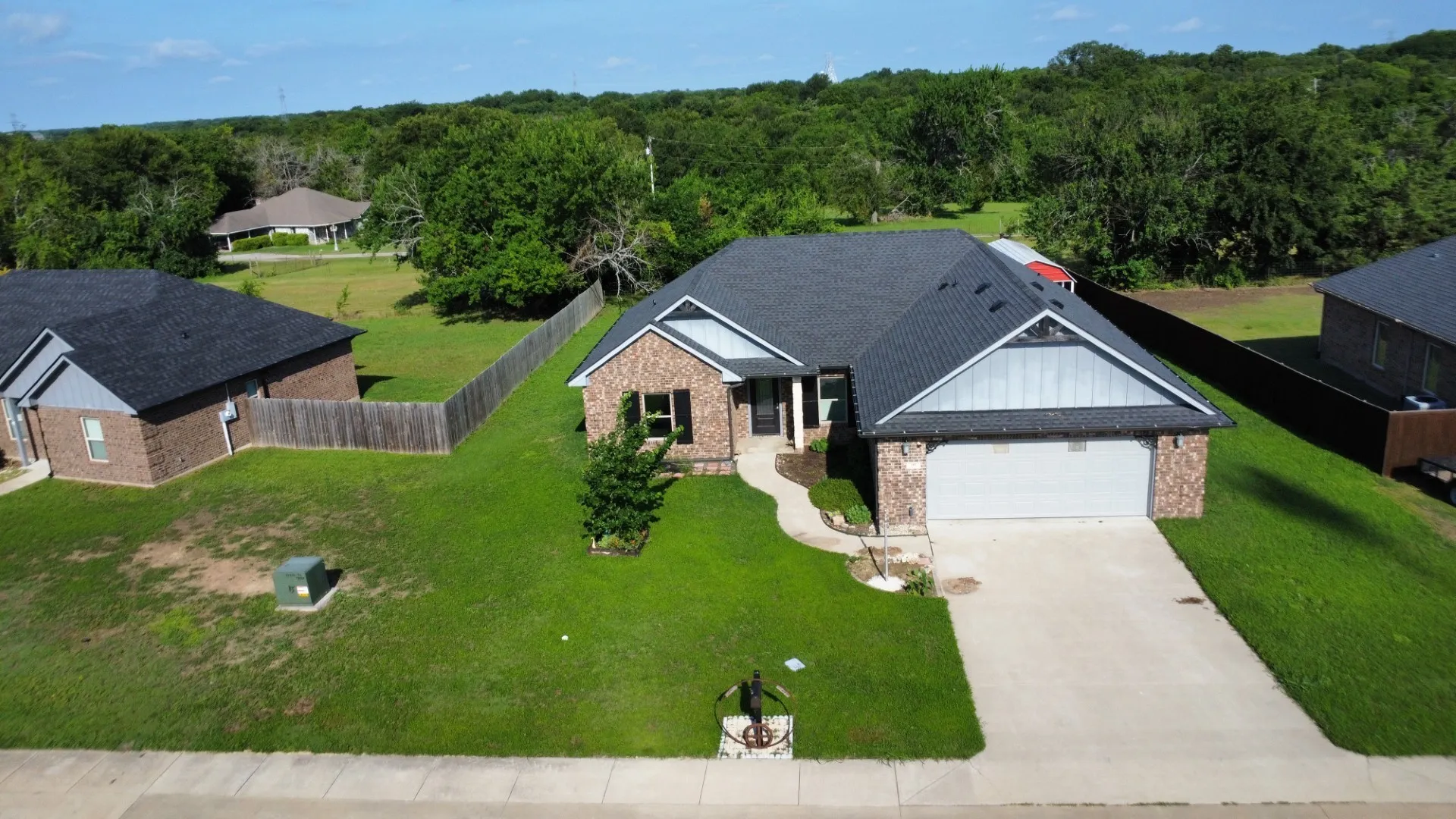 Single Family Residence For Sale in Fannin County , 107 Indian Creek, Trenton, Texas 75490, 3 Bedroom, 2 Bathroom, 2 Garage spaces, 1,621 Sqft, built in 2019, mls#21308009, Real Estate Agent in Trenton, Homes For Sale in Fannin county, Homes For Sale in Trenton, Realtor in Trenton Texas, Real Estate Brokerage Independent Realty Texas, Luminita Cordes Realtor