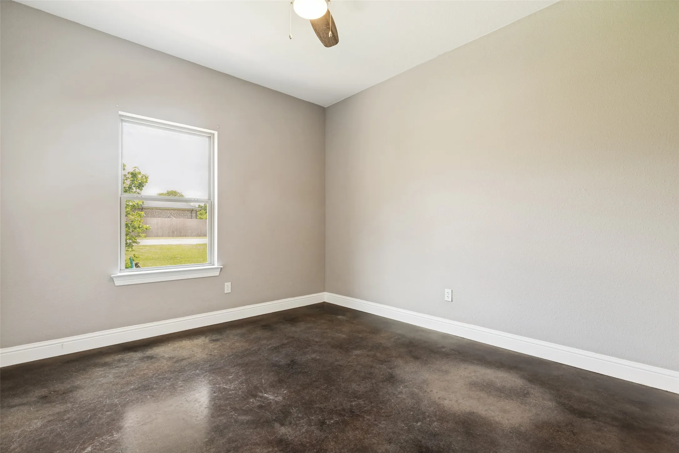 Single Family Residence For Sale in Fannin County , 107 Indian Creek, Trenton, Texas 75490, 3 Bedroom, 2 Bathroom, 2 Garage spaces, 1,621 Sqft, built in 2019, mls#21308009, Real Estate Agent in Trenton, Homes For Sale in Fannin county, Homes For Sale in Trenton, Realtor in Trenton Texas, Real Estate Brokerage Independent Realty Texas, Luminita Cordes Realtor
