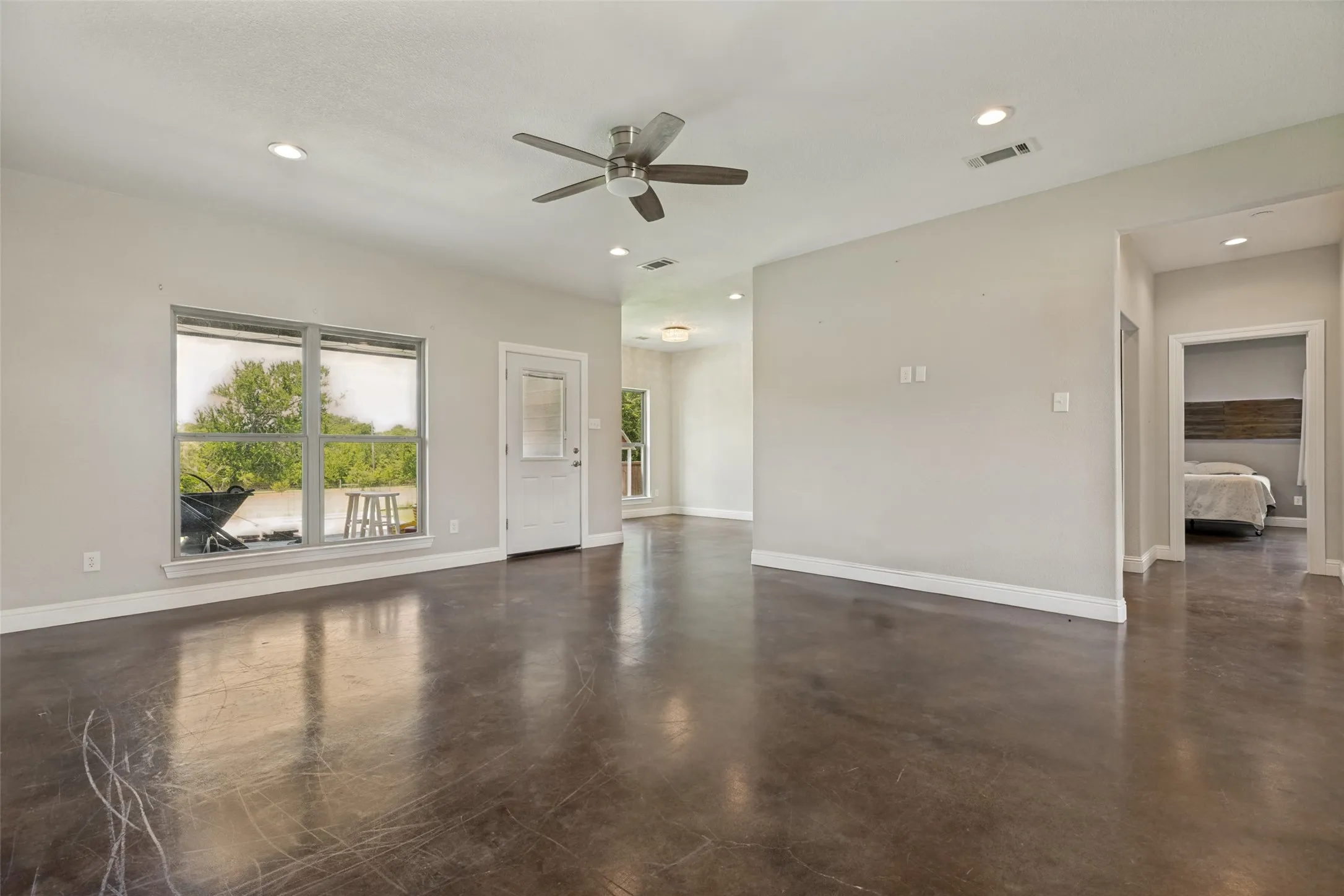 Single Family Residence For Sale in Fannin County , 107 Indian Creek, Trenton, Texas 75490, 3 Bedroom, 2 Bathroom, 2 Garage spaces, 1,621 Sqft, built in 2019, mls#21308009, Real Estate Agent in Trenton, Homes For Sale in Fannin county, Homes For Sale in Trenton, Realtor in Trenton Texas, Real Estate Brokerage Independent Realty Texas, Luminita Cordes Realtor