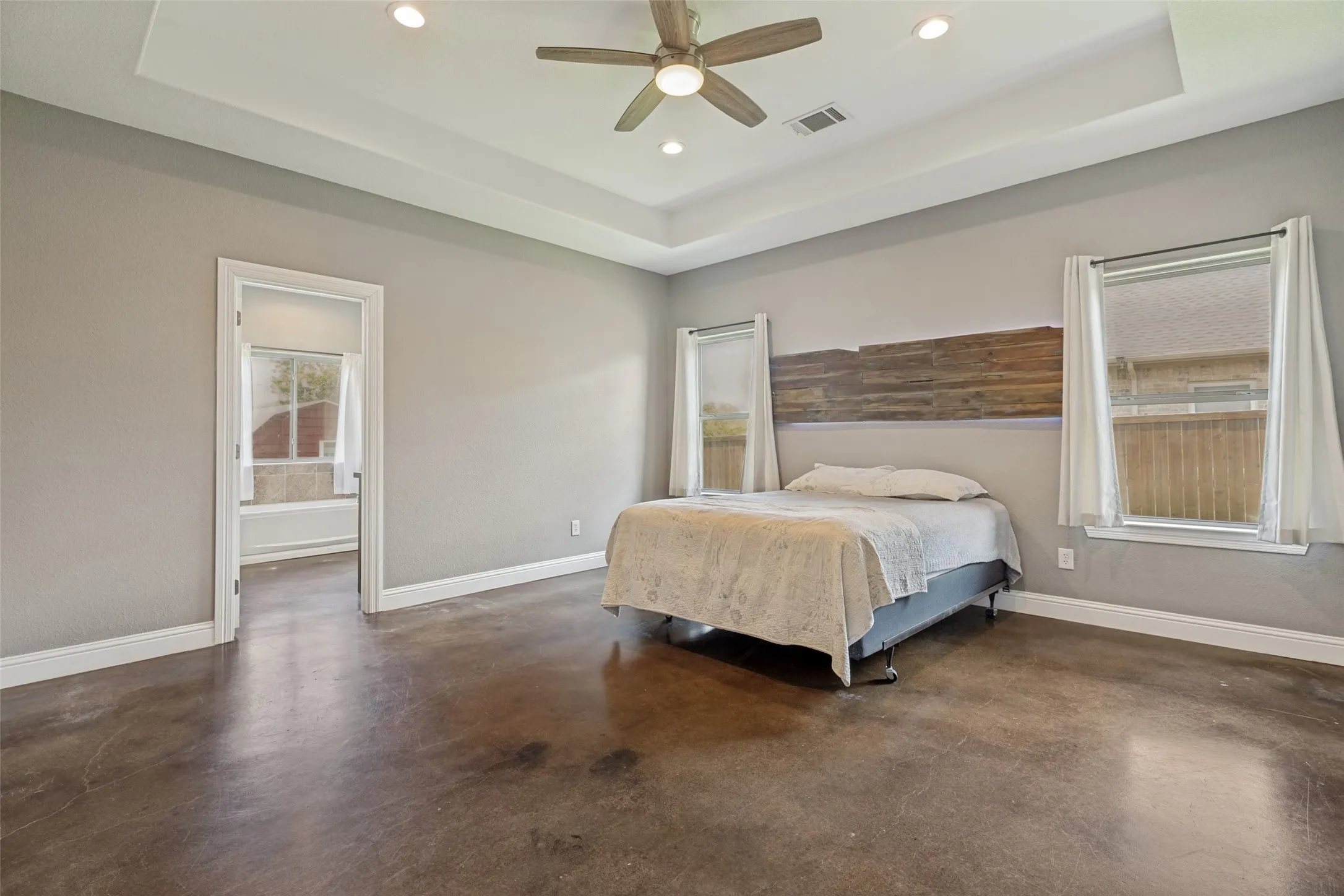 Single Family Residence For Sale in Fannin County , 107 Indian Creek, Trenton, Texas 75490, 3 Bedroom, 2 Bathroom, 2 Garage spaces, 1,621 Sqft, built in 2019, mls#21308009, Real Estate Agent in Trenton, Homes For Sale in Fannin county, Homes For Sale in Trenton, Realtor in Trenton Texas, Real Estate Brokerage Independent Realty Texas, Luminita Cordes Realtor