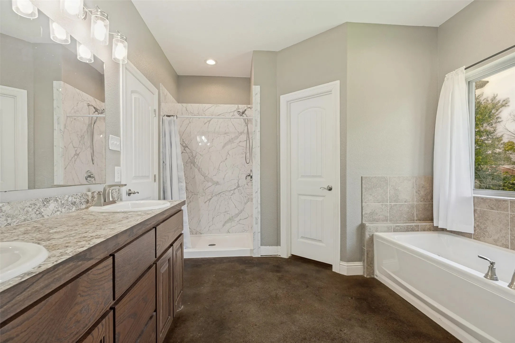 Single Family Residence For Sale in Fannin County , 107 Indian Creek, Trenton, Texas 75490, 3 Bedroom, 2 Bathroom, 2 Garage spaces, 1,621 Sqft, built in 2019, mls#21308009, Real Estate Agent in Trenton, Homes For Sale in Fannin county, Homes For Sale in Trenton, Realtor in Trenton Texas, Real Estate Brokerage Independent Realty Texas, Luminita Cordes Realtor