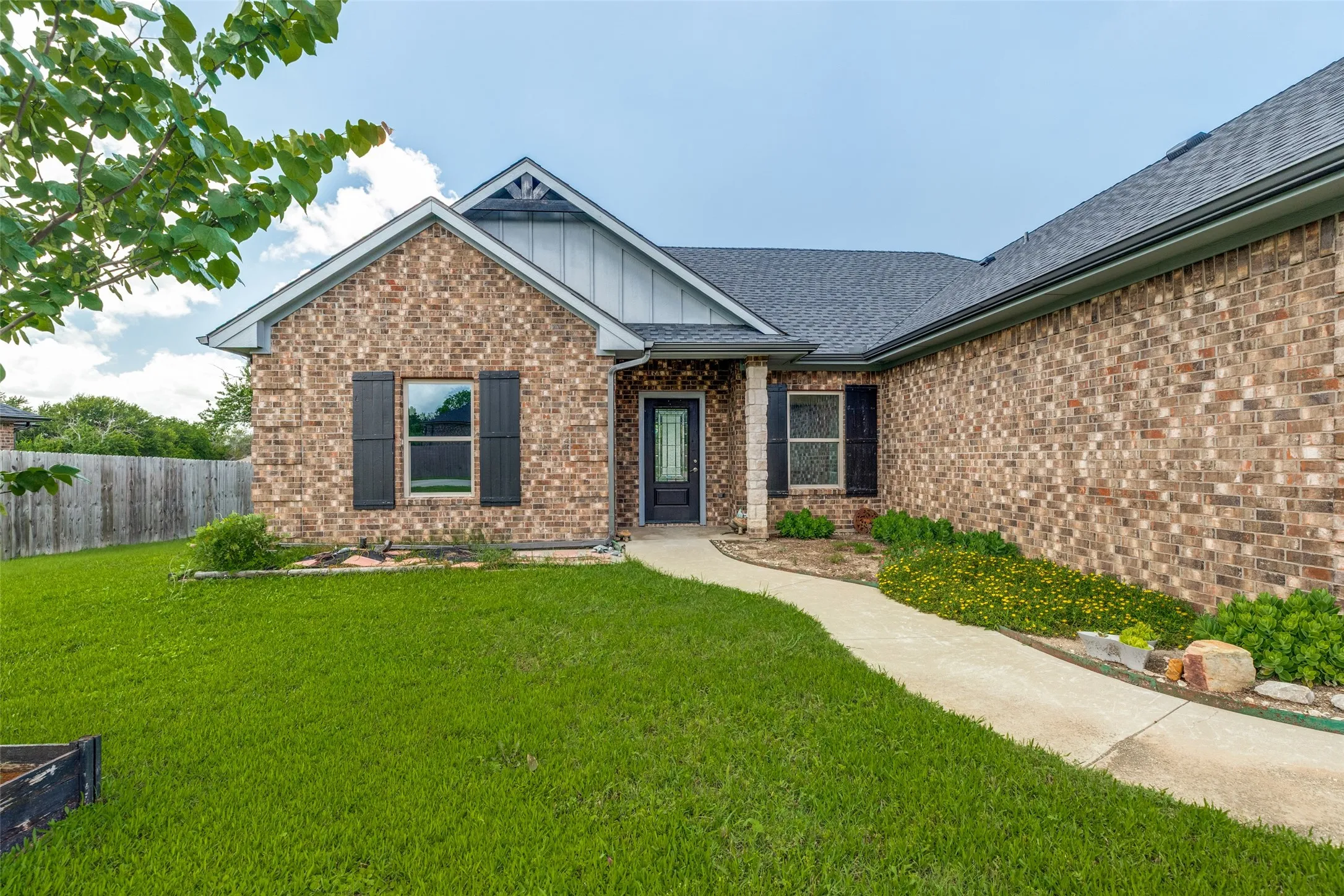 Single Family Residence For Sale in Fannin County , 107 Indian Creek, Trenton, Texas 75490, 3 Bedroom, 2 Bathroom, 2 Garage spaces, 1,621 Sqft, built in 2019, mls#21308009, Real Estate Agent in Trenton, Homes For Sale in Fannin county, Homes For Sale in Trenton, Realtor in Trenton Texas, Real Estate Brokerage Independent Realty Texas, Luminita Cordes Realtor