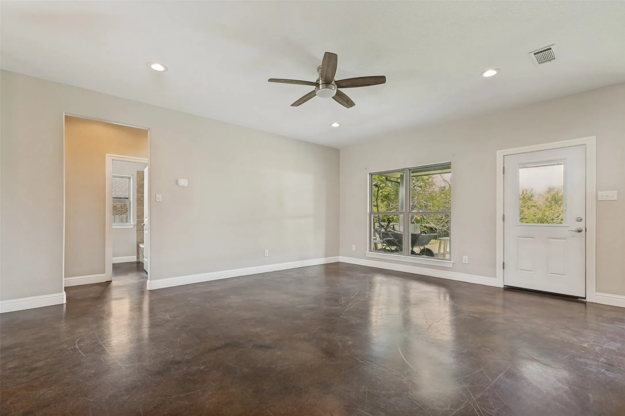 Single Family Residence For Sale in Fannin County , 107 Indian Creek, Trenton, Texas 75490, 3 Bedroom, 2 Bathroom, 2 Garage spaces, 1,621 Sqft, built in 2019, mls#21308009, Real Estate Agent in Trenton, Homes For Sale in Fannin county, Homes For Sale in Trenton, Realtor in Trenton Texas, Real Estate Brokerage Independent Realty Texas, Luminita Cordes Realtor