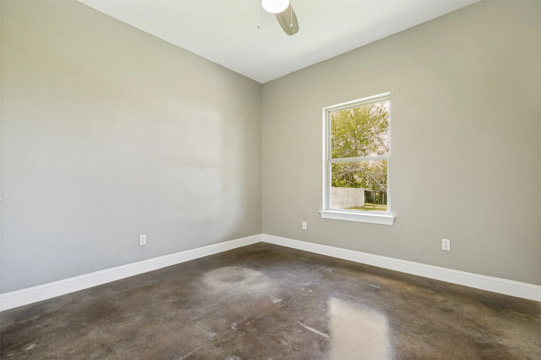 Single Family Residence For Sale in Fannin County , 107 Indian Creek, Trenton, Texas 75490, 3 Bedroom, 2 Bathroom, 2 Garage spaces, 1,621 Sqft, built in 2019, mls#21308009, Real Estate Agent in Trenton, Homes For Sale in Fannin county, Homes For Sale in Trenton, Realtor in Trenton Texas, Real Estate Brokerage Independent Realty Texas, Luminita Cordes Realtor
