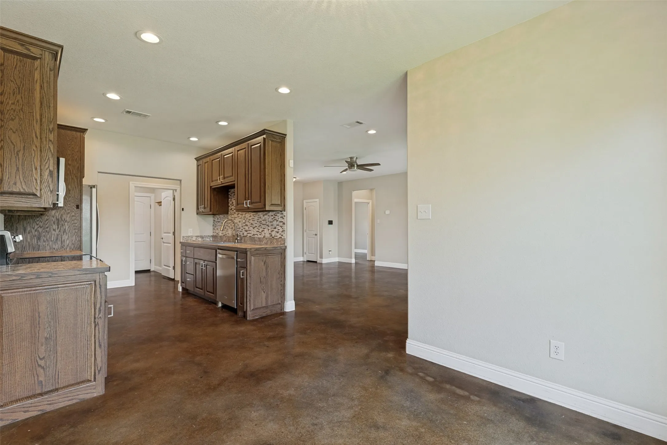 Single Family Residence For Sale in Fannin County , 107 Indian Creek, Trenton, Texas 75490, 3 Bedroom, 2 Bathroom, 2 Garage spaces, 1,621 Sqft, built in 2019, mls#21308009, Real Estate Agent in Trenton, Homes For Sale in Fannin county, Homes For Sale in Trenton, Realtor in Trenton Texas, Real Estate Brokerage Independent Realty Texas, Luminita Cordes Realtor