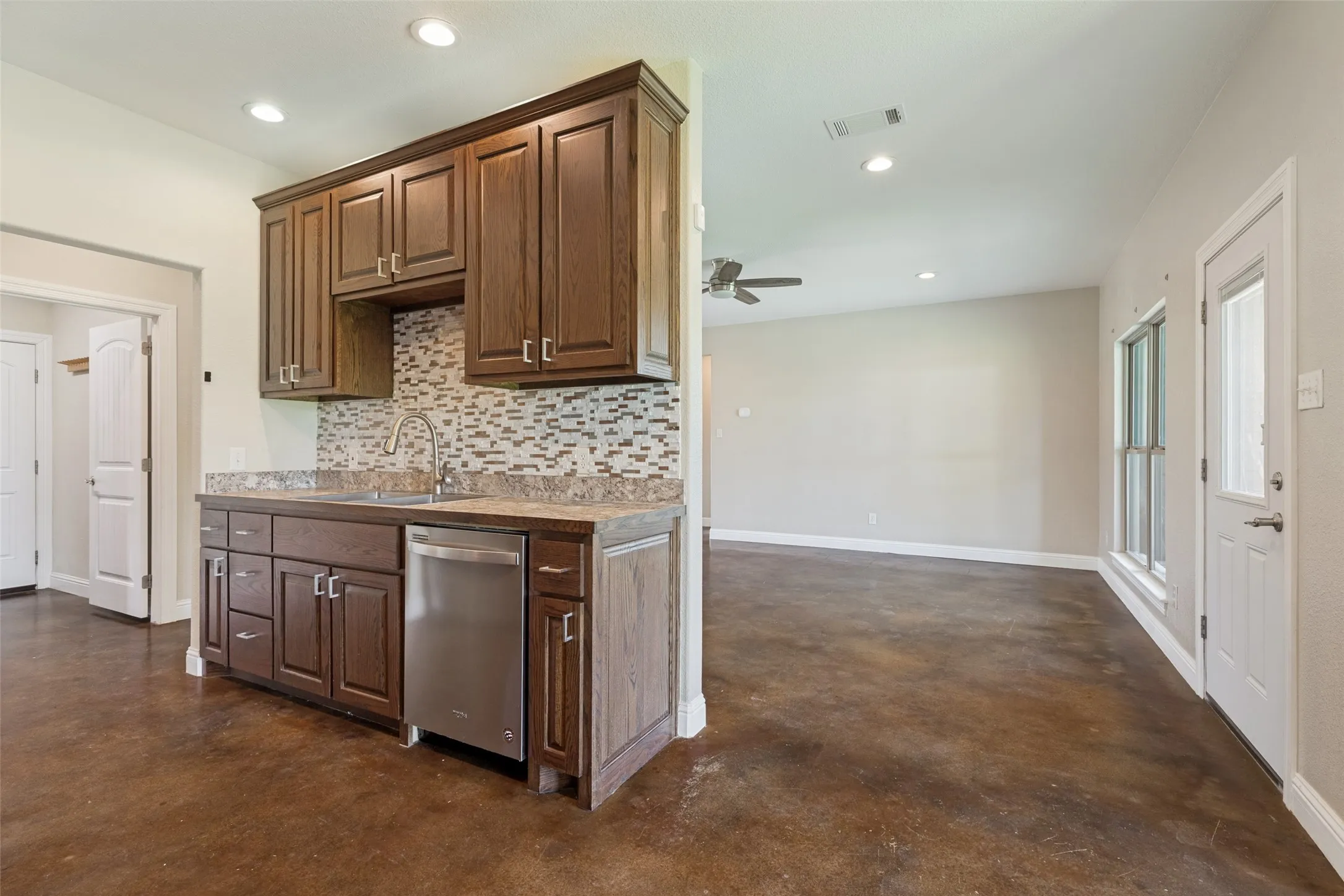 Single Family Residence For Sale in Fannin County , 107 Indian Creek, Trenton, Texas 75490, 3 Bedroom, 2 Bathroom, 2 Garage spaces, 1,621 Sqft, built in 2019, mls#21308009, Real Estate Agent in Trenton, Homes For Sale in Fannin county, Homes For Sale in Trenton, Realtor in Trenton Texas, Real Estate Brokerage Independent Realty Texas, Luminita Cordes Realtor