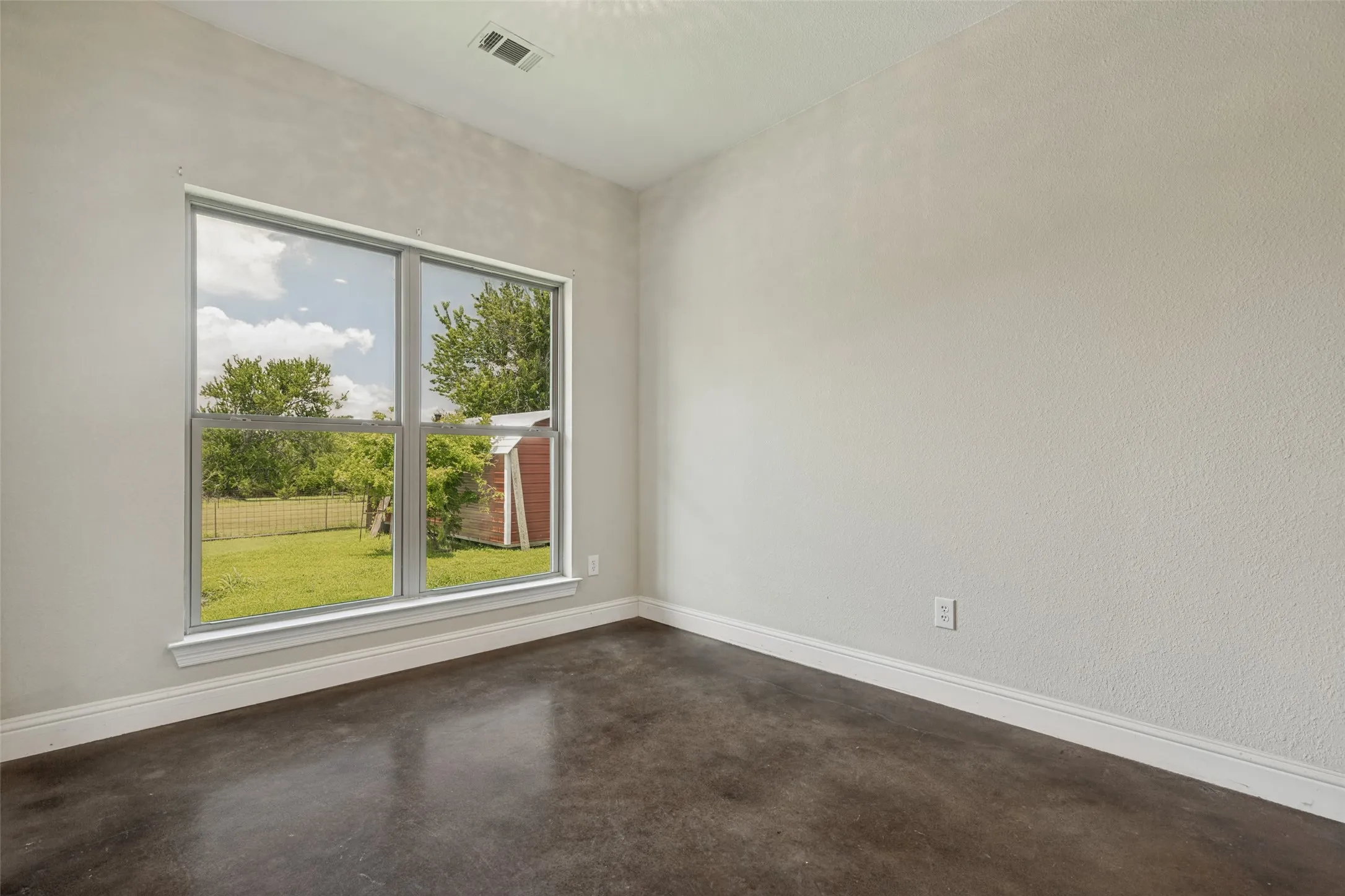 Single Family Residence For Sale in Fannin County , 107 Indian Creek, Trenton, Texas 75490, 3 Bedroom, 2 Bathroom, 2 Garage spaces, 1,621 Sqft, built in 2019, mls#21308009, Real Estate Agent in Trenton, Homes For Sale in Fannin county, Homes For Sale in Trenton, Realtor in Trenton Texas, Real Estate Brokerage Independent Realty Texas, Luminita Cordes Realtor