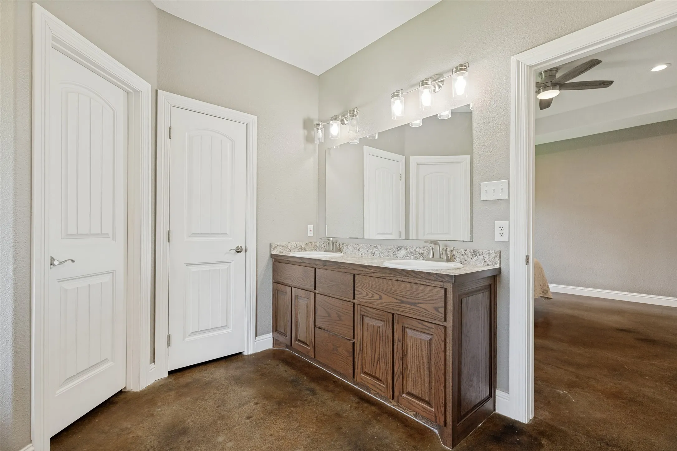 Single Family Residence For Sale in Fannin County , 107 Indian Creek, Trenton, Texas 75490, 3 Bedroom, 2 Bathroom, 2 Garage spaces, 1,621 Sqft, built in 2019, mls#21308009, Real Estate Agent in Trenton, Homes For Sale in Fannin county, Homes For Sale in Trenton, Realtor in Trenton Texas, Real Estate Brokerage Independent Realty Texas, Luminita Cordes Realtor