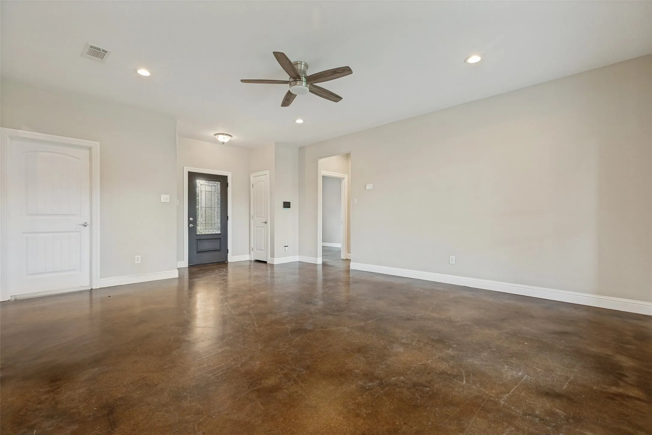 Single Family Residence For Sale in Fannin County , 107 Indian Creek, Trenton, Texas 75490, 3 Bedroom, 2 Bathroom, 2 Garage spaces, 1,621 Sqft, built in 2019, mls#21308009, Real Estate Agent in Trenton, Homes For Sale in Fannin county, Homes For Sale in Trenton, Realtor in Trenton Texas, Real Estate Brokerage Independent Realty Texas, Luminita Cordes Realtor