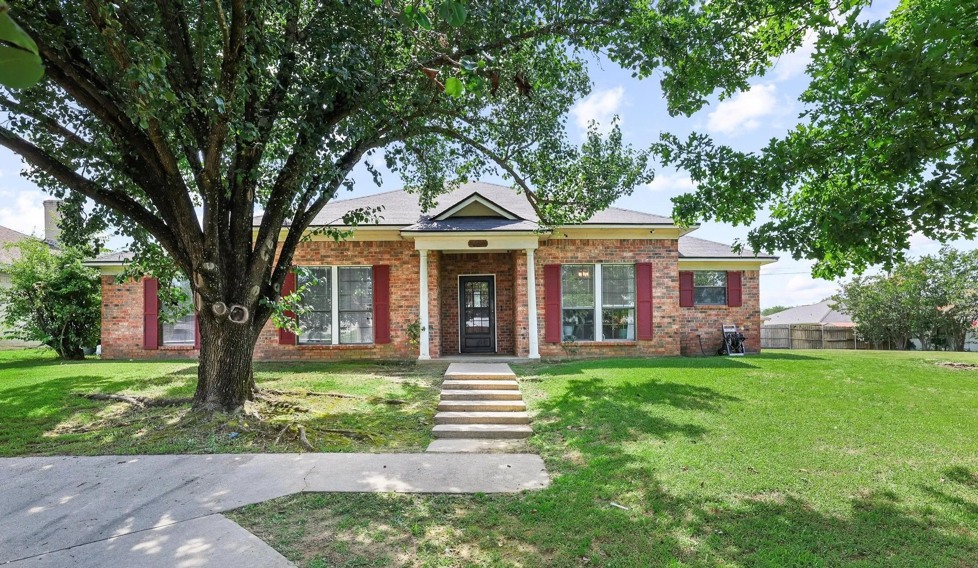 Single Family Residence For Sale in Hopkins County , 1804 Greenridge Court, Sulphur Springs, Texas 75482, 4 Bedroom, 2 Bathroom, 2 Garage spaces, 2,023 Sqft, built in 1987, mls#21308430, Real Estate Agent in Sulphur Springs, Homes For Sale in Hopkins county, Homes For Sale in Sulphur Springs, Realtor in Sulphur Springs Texas, Real Estate Brokerage Independent Realty Texas, Luminita Cordes Realtor