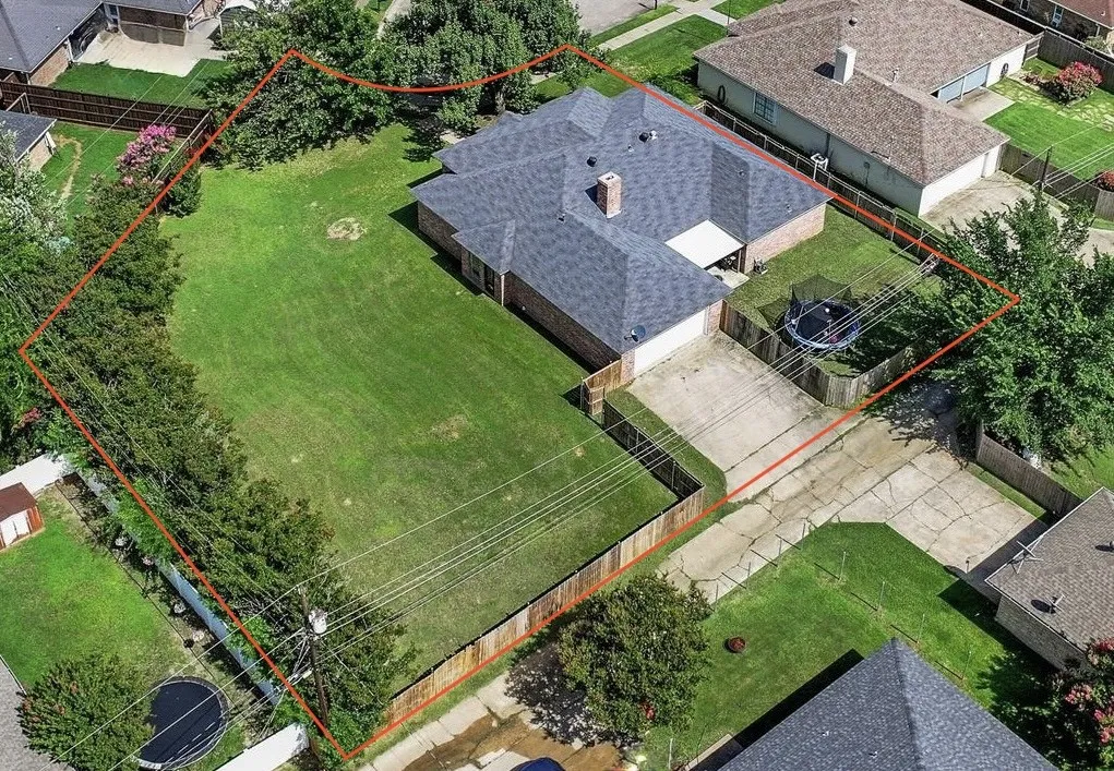 Single Family Residence For Sale in Hopkins County , 1804 Greenridge Court, Sulphur Springs, Texas 75482, 4 Bedroom, 2 Bathroom, 2 Garage spaces, 2,023 Sqft, built in 1987, mls#21308430, Real Estate Agent in Sulphur Springs, Homes For Sale in Hopkins county, Homes For Sale in Sulphur Springs, Realtor in Sulphur Springs Texas, Real Estate Brokerage Independent Realty Texas, Luminita Cordes Realtor