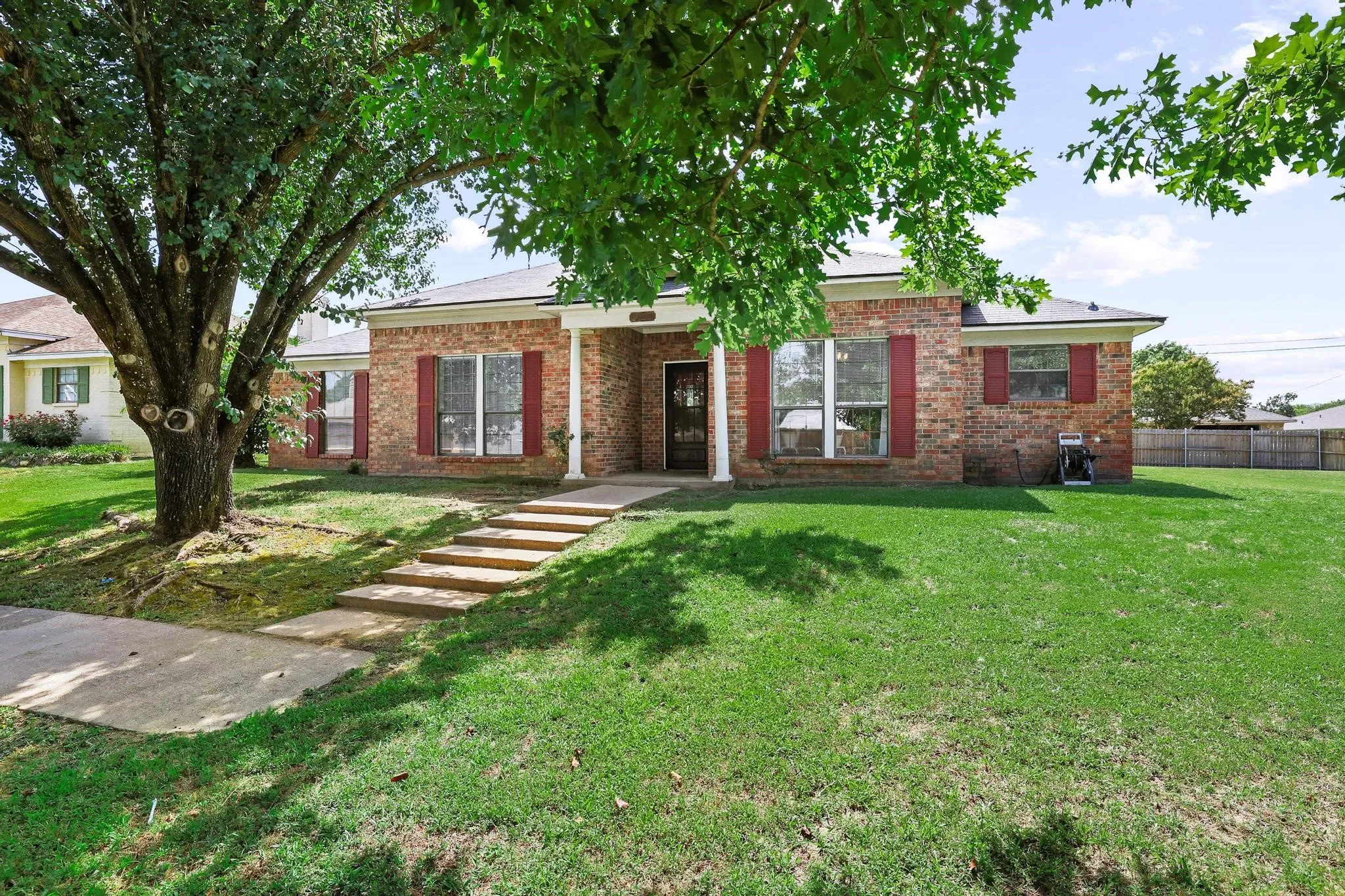 Single Family Residence For Sale in Hopkins County , 1804 Greenridge Court, Sulphur Springs, Texas 75482, 4 Bedroom, 2 Bathroom, 2 Garage spaces, 2,023 Sqft, built in 1987, mls#21308430, Real Estate Agent in Sulphur Springs, Homes For Sale in Hopkins county, Homes For Sale in Sulphur Springs, Realtor in Sulphur Springs Texas, Real Estate Brokerage Independent Realty Texas, Luminita Cordes Realtor