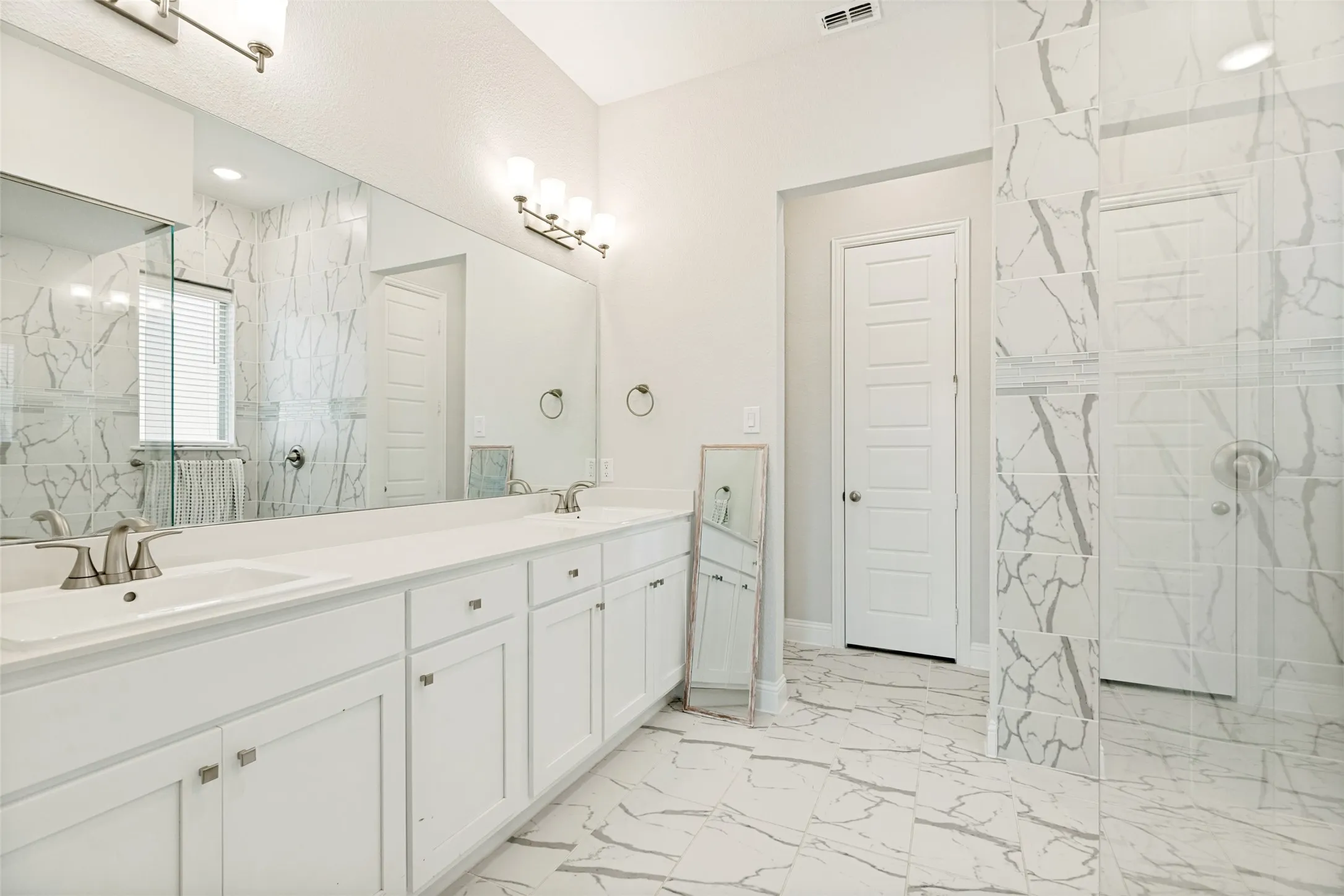 Single Family Residence For Sale in Collin County , 16931 Maple Bend Drive, Frisco, Texas 75035, 4 Bedroom, 3 Bathroom, 2 Garage spaces, 3,192 Sqft, built in 2022, mls#21303772, Real Estate Agent in Frisco, Homes For Sale in Collin county, Homes For Sale in Frisco, Realtor in Frisco Texas, Real Estate Brokerage Independent Realty Texas, Luminita Cordes Realtor
