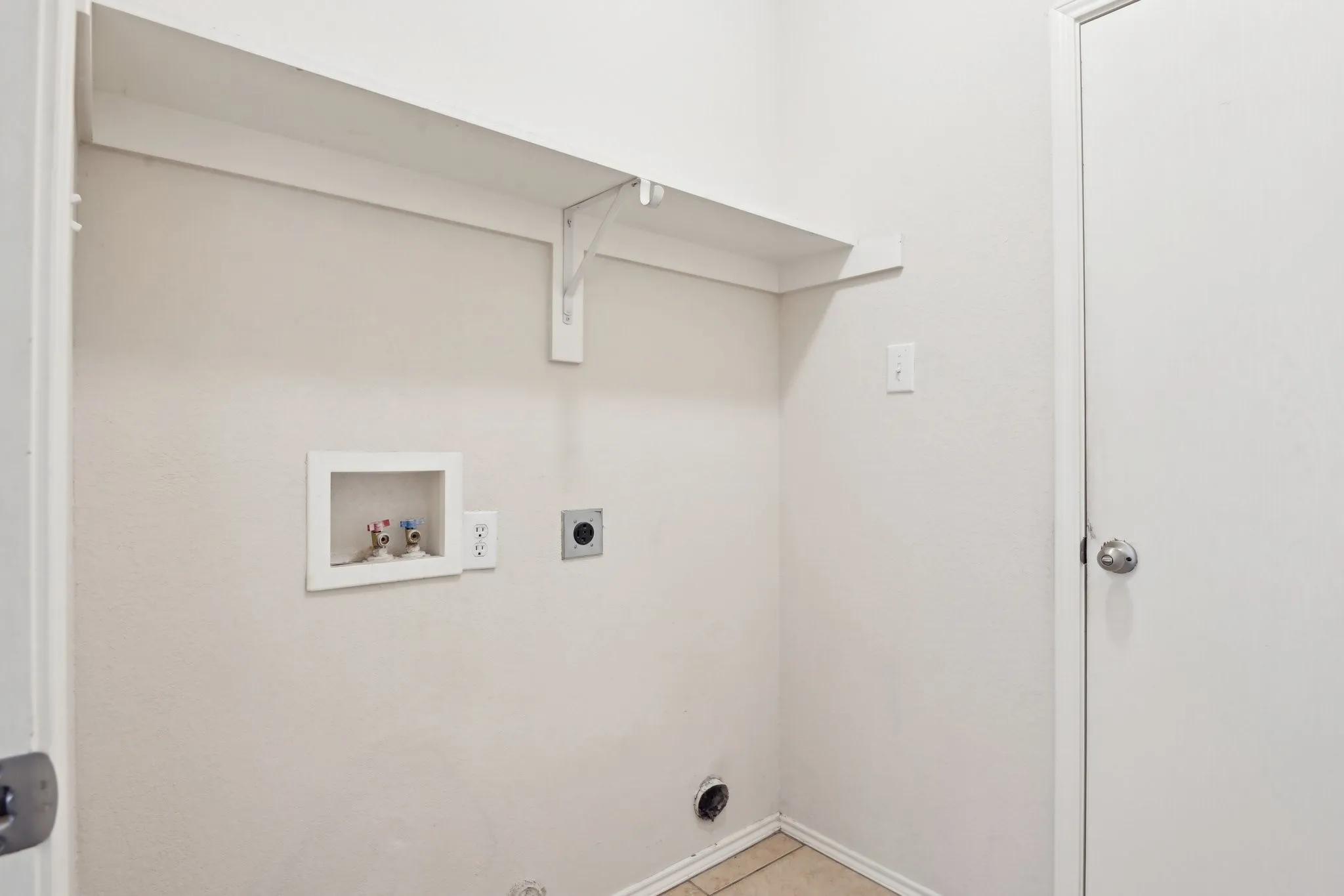 laundry room featuring light tile patterned flooring, hookup for an electric dryer, and hookup for a washing machine
