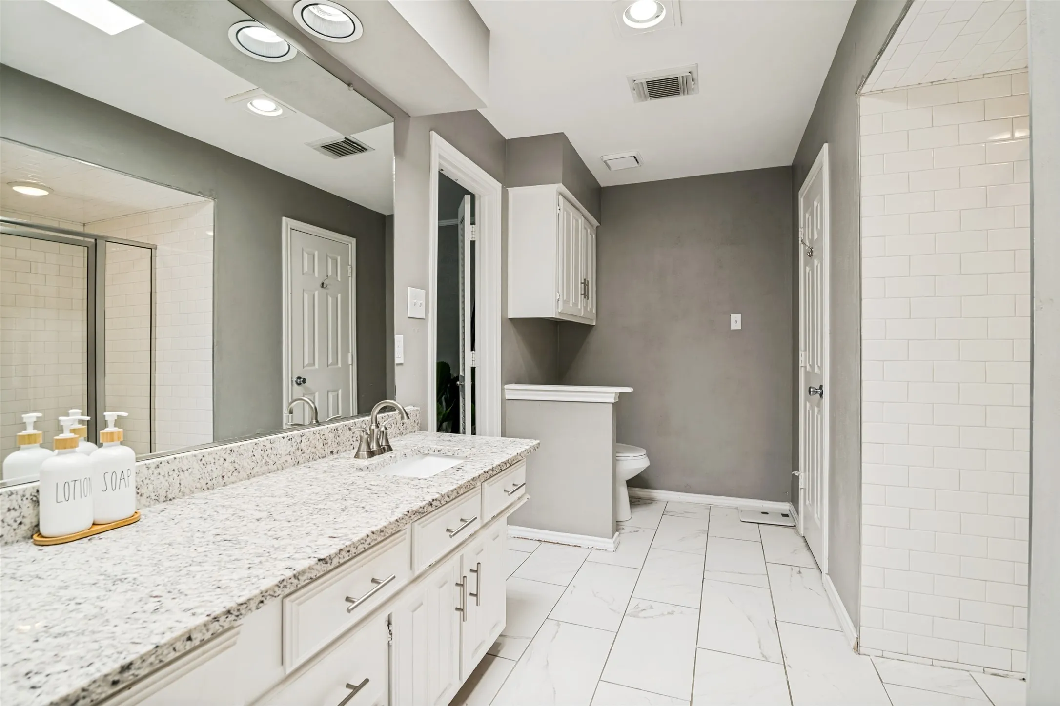 Single Family Residence For Sale in Dallas County , 3701 Christopher Drive, Rowlett, Texas 75088, 3 Bedroom, 2 Bathroom, 2 Garage spaces, 1,700 Sqft, built in 1984, mls#21308244, Real Estate Agent in Rowlett, Homes For Sale in Dallas county, Homes For Sale in Rowlett, Realtor in Rowlett Texas, Real Estate Brokerage Independent Realty Texas, Luminita Cordes Realtor