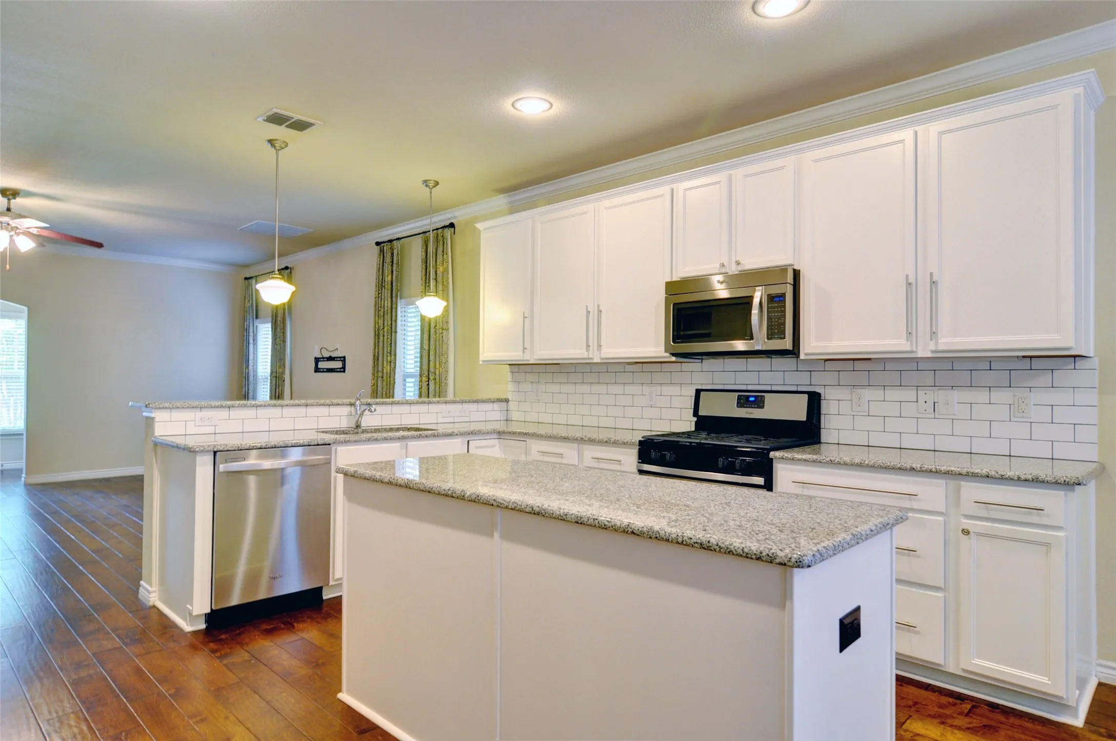 Duplex For Rent in Tarrant County , 3409 Hamilton Avenue, Fort Worth, Texas 76107, 3 Bedroom, 3 Bathroom, 2 Garage spaces, 1,903 Sqft, built in 2012, mls#21308554, Real Estate Agent in Fort Worth, Homes For Rent in Tarrant county, Homes For Rent in Fort Worth, Realtor in Fort Worth Texas, Real Estate Brokerage Independent Realty Texas, Luminita Cordes Realtor