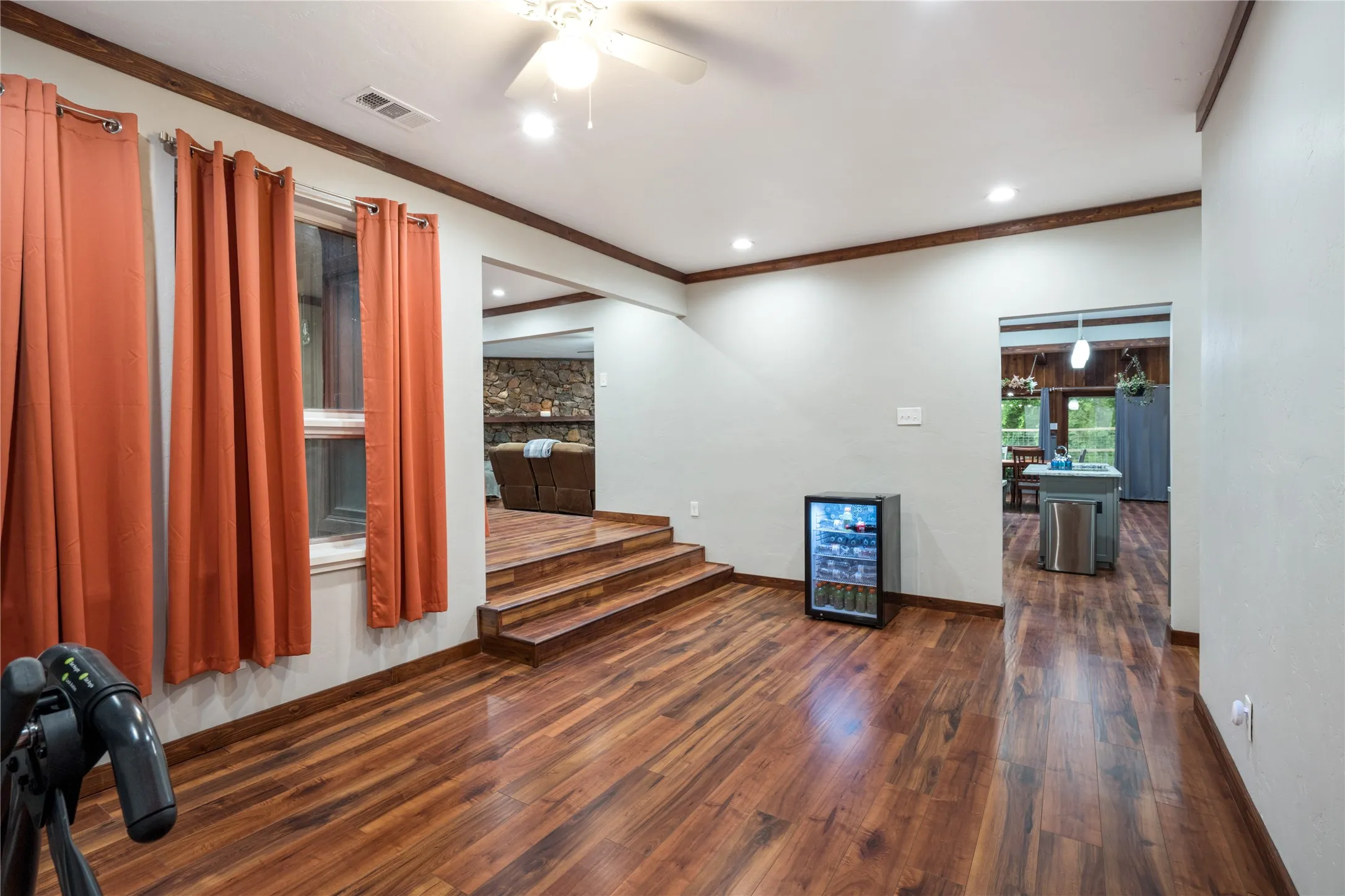 Single Family Residence For Sale in Ellis County , 207 Shadowwood Trail, Ovilla, Texas 75154, 3 Bedroom, 3 Bathroom, 2 Garage spaces, 2,871 Sqft, built in 1978, mls#21308556, Real Estate Agent in Ovilla, Homes For Sale in Ellis county, Homes For Sale in Ovilla, Realtor in Ovilla Texas, Real Estate Brokerage Independent Realty Texas, Luminita Cordes Realtor