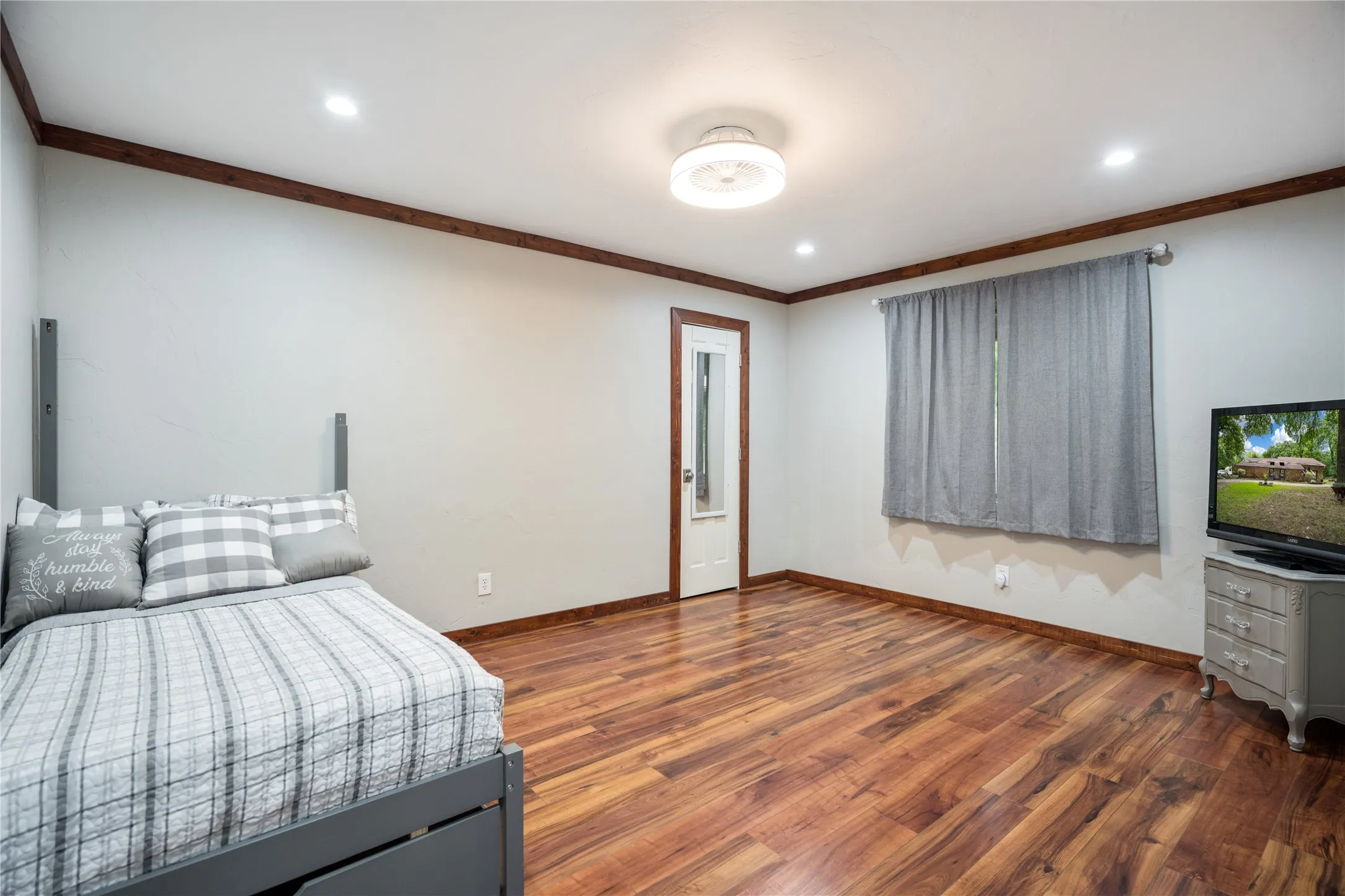 Spacious room featuring wood-finish flooring, recessed lighting, a ceiling fan, and decorative crown molding