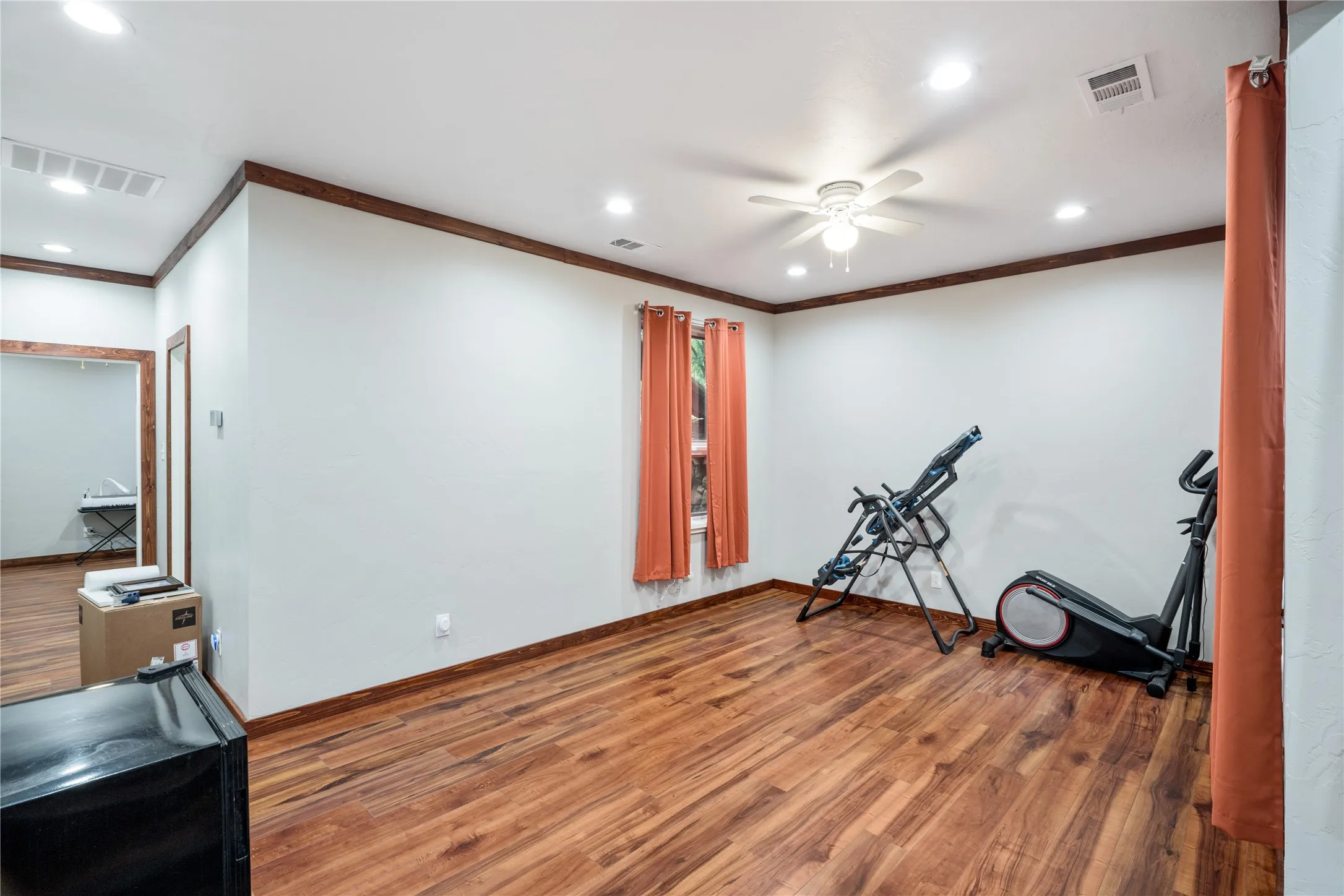 Single Family Residence For Sale in Ellis County , 207 Shadowwood Trail, Ovilla, Texas 75154, 3 Bedroom, 3 Bathroom, 2 Garage spaces, 2,871 Sqft, built in 1978, mls#21308556, Real Estate Agent in Ovilla, Homes For Sale in Ellis county, Homes For Sale in Ovilla, Realtor in Ovilla Texas, Real Estate Brokerage Independent Realty Texas, Luminita Cordes Realtor