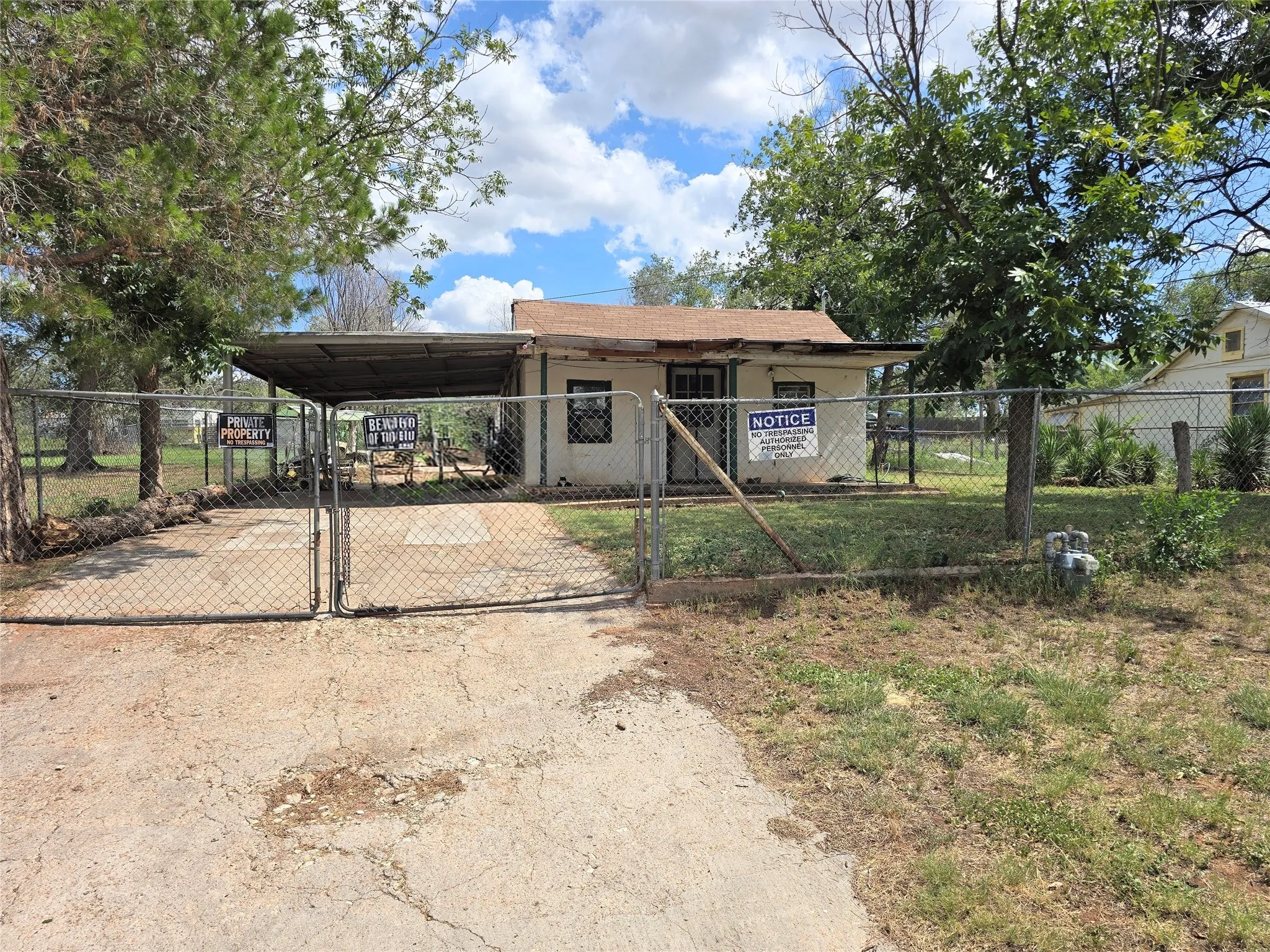 Single Family Residence For Sale in Nolan County , 1005 W 3rd Street, Sweetwater, Texas 79556, 1 Bedroom, 1 Bathroom, Garage spaces, 704 Sqft, built in 1980, mls#21308532, Real Estate Agent in Sweetwater, Homes For Sale in Nolan county, Homes For Sale in Sweetwater, Realtor in Sweetwater Texas, Real Estate Brokerage Independent Realty Texas, Luminita Cordes Realtor