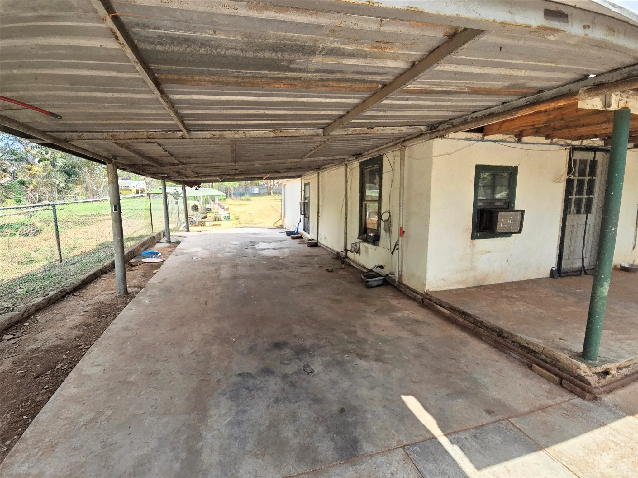 Single Family Residence For Sale in Nolan County , 1005 W 3rd Street, Sweetwater, Texas 79556, 1 Bedroom, 1 Bathroom, Garage spaces, 704 Sqft, built in 1980, mls#21308532, Real Estate Agent in Sweetwater, Homes For Sale in Nolan county, Homes For Sale in Sweetwater, Realtor in Sweetwater Texas, Real Estate Brokerage Independent Realty Texas, Luminita Cordes Realtor