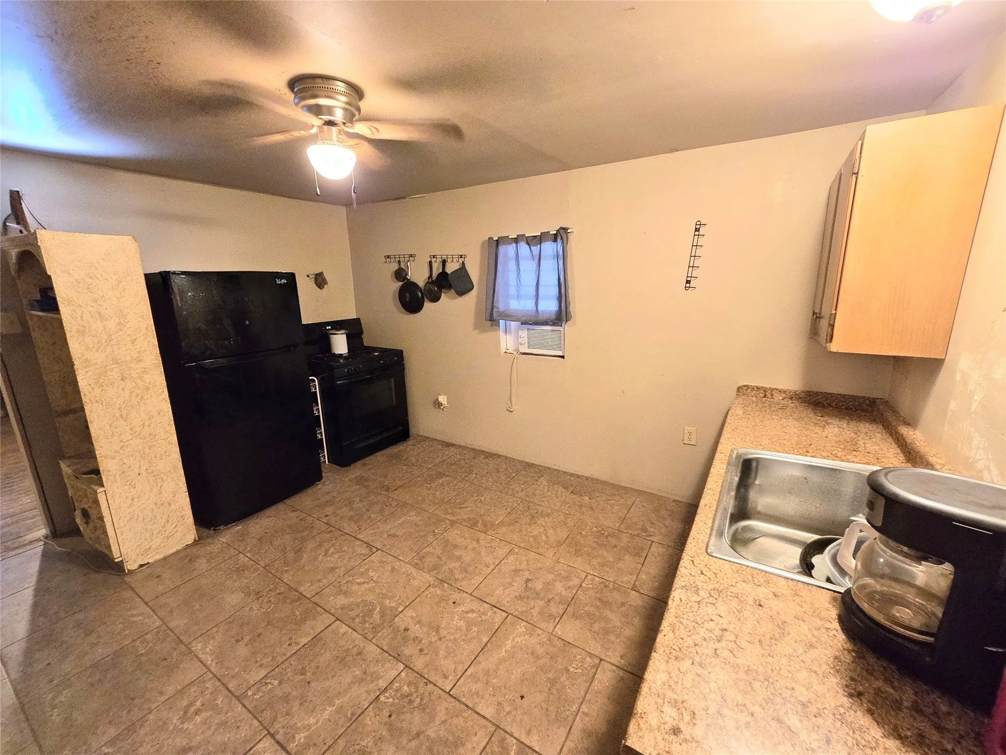 Single Family Residence For Sale in Nolan County , 1005 W 3rd Street, Sweetwater, Texas 79556, 1 Bedroom, 1 Bathroom, Garage spaces, 704 Sqft, built in 1980, mls#21308532, Real Estate Agent in Sweetwater, Homes For Sale in Nolan county, Homes For Sale in Sweetwater, Realtor in Sweetwater Texas, Real Estate Brokerage Independent Realty Texas, Luminita Cordes Realtor