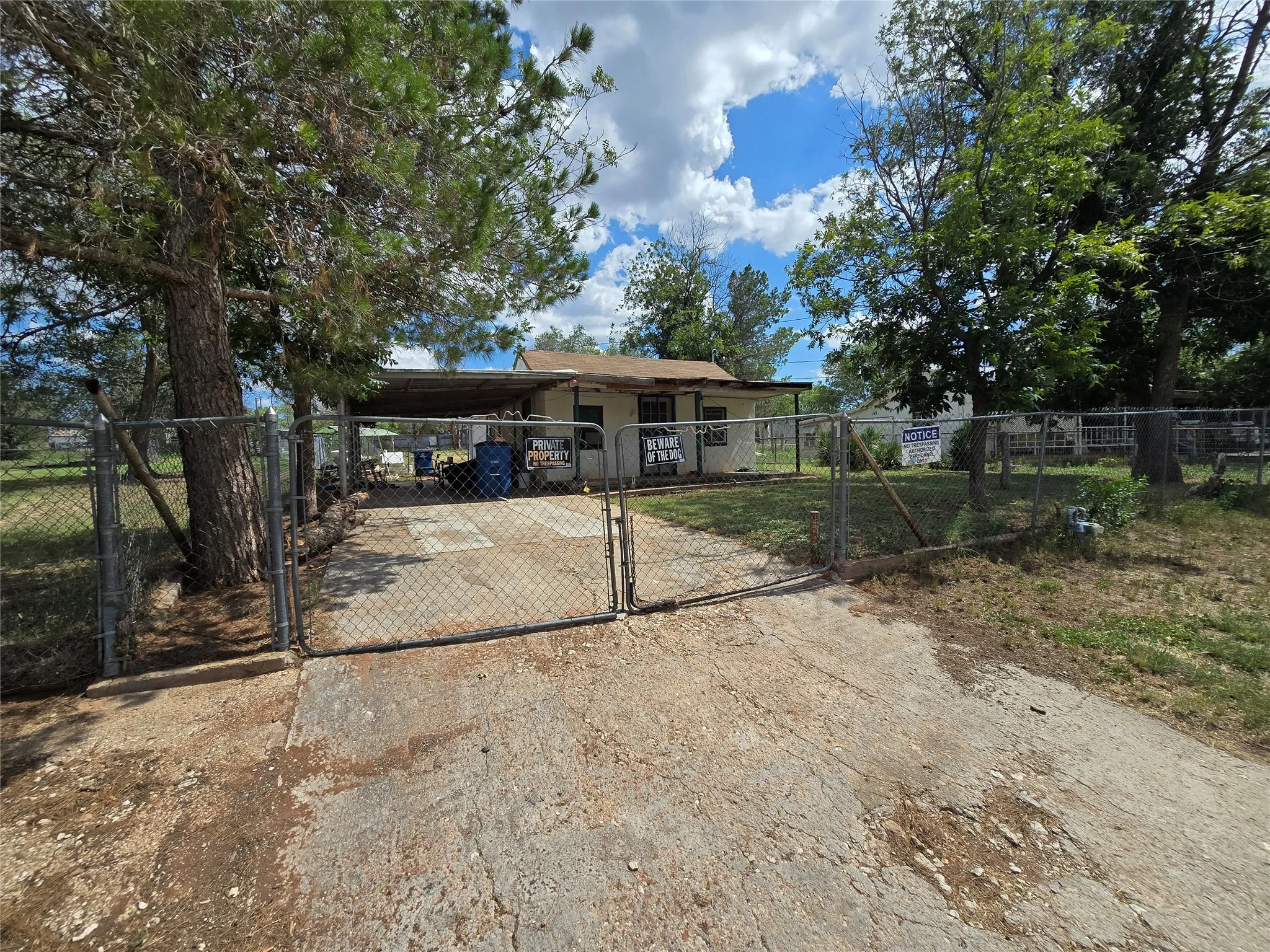 Single Family Residence For Sale in Nolan County , 1005 W 3rd Street, Sweetwater, Texas 79556, 1 Bedroom, 1 Bathroom, Garage spaces, 704 Sqft, built in 1980, mls#21308532, Real Estate Agent in Sweetwater, Homes For Sale in Nolan county, Homes For Sale in Sweetwater, Realtor in Sweetwater Texas, Real Estate Brokerage Independent Realty Texas, Luminita Cordes Realtor