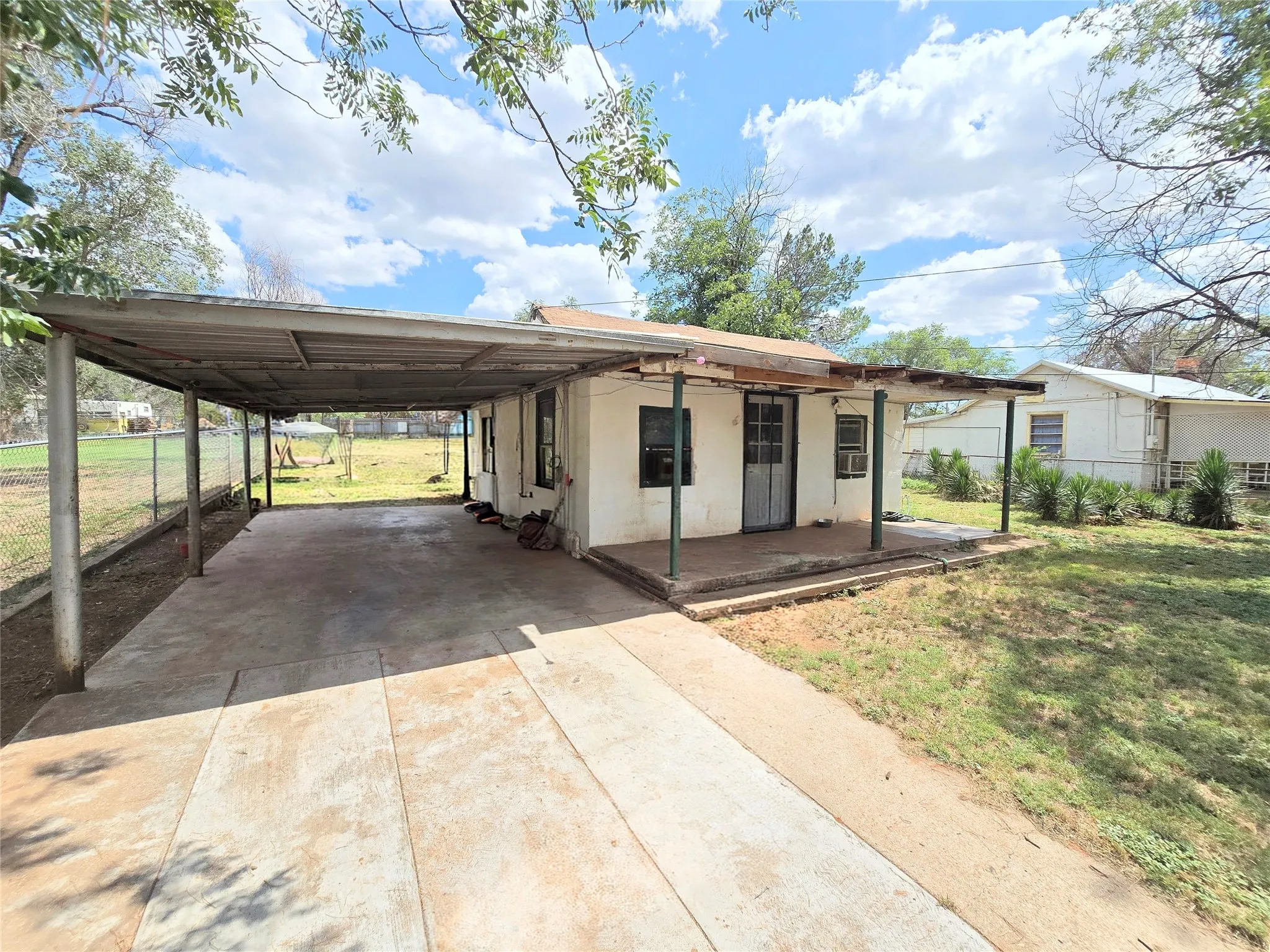 Single Family Residence For Sale in Nolan County , 1005 W 3rd Street, Sweetwater, Texas 79556, 1 Bedroom, 1 Bathroom, Garage spaces, 704 Sqft, built in 1980, mls#21308532, Real Estate Agent in Sweetwater, Homes For Sale in Nolan county, Homes For Sale in Sweetwater, Realtor in Sweetwater Texas, Real Estate Brokerage Independent Realty Texas, Luminita Cordes Realtor