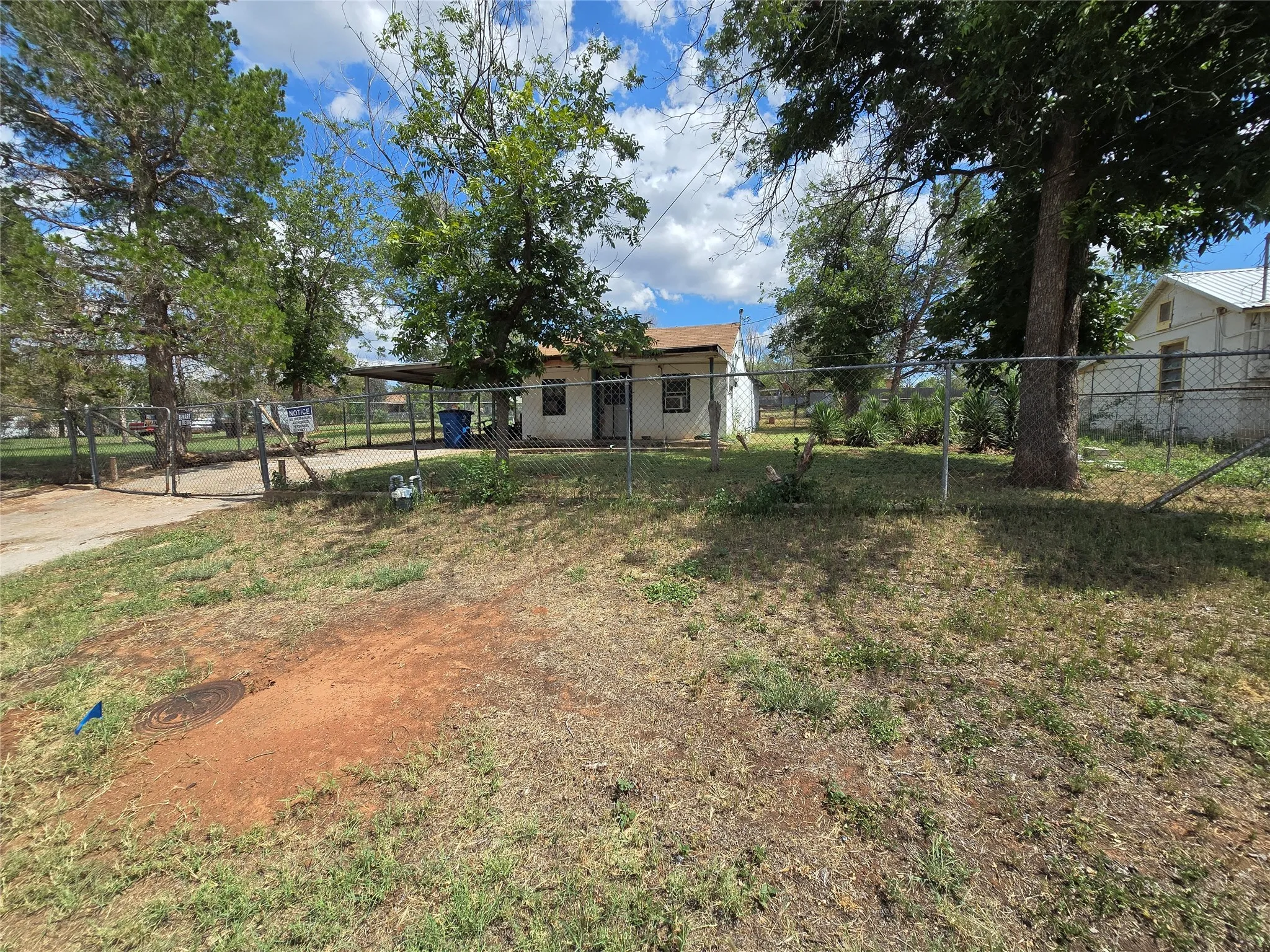 Single Family Residence For Sale in Nolan County , 1005 W 3rd Street, Sweetwater, Texas 79556, 1 Bedroom, 1 Bathroom, Garage spaces, 704 Sqft, built in 1980, mls#21308532, Real Estate Agent in Sweetwater, Homes For Sale in Nolan county, Homes For Sale in Sweetwater, Realtor in Sweetwater Texas, Real Estate Brokerage Independent Realty Texas, Luminita Cordes Realtor