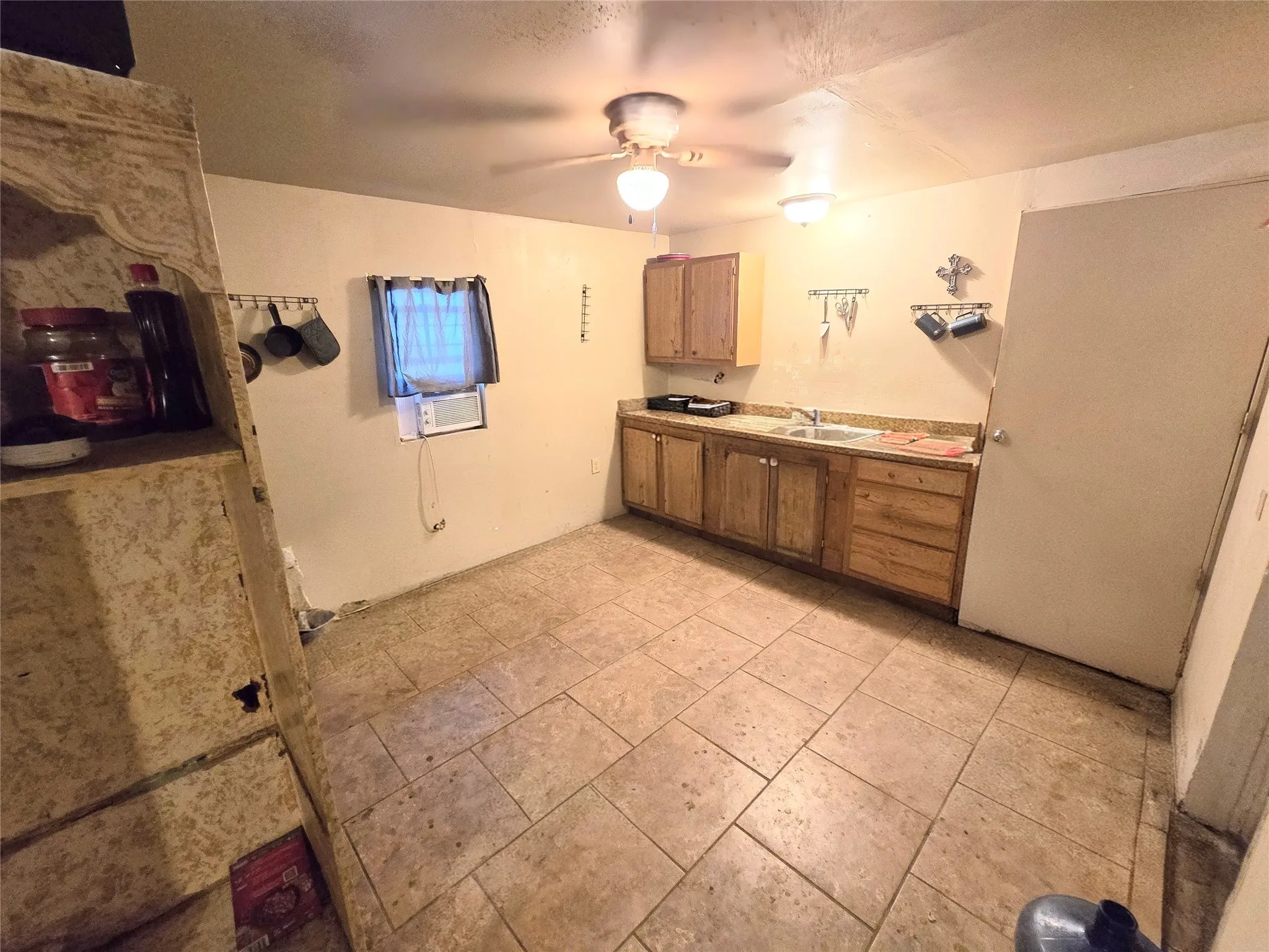 Single Family Residence For Sale in Nolan County , 1005 W 3rd Street, Sweetwater, Texas 79556, 1 Bedroom, 1 Bathroom, Garage spaces, 704 Sqft, built in 1980, mls#21308532, Real Estate Agent in Sweetwater, Homes For Sale in Nolan county, Homes For Sale in Sweetwater, Realtor in Sweetwater Texas, Real Estate Brokerage Independent Realty Texas, Luminita Cordes Realtor