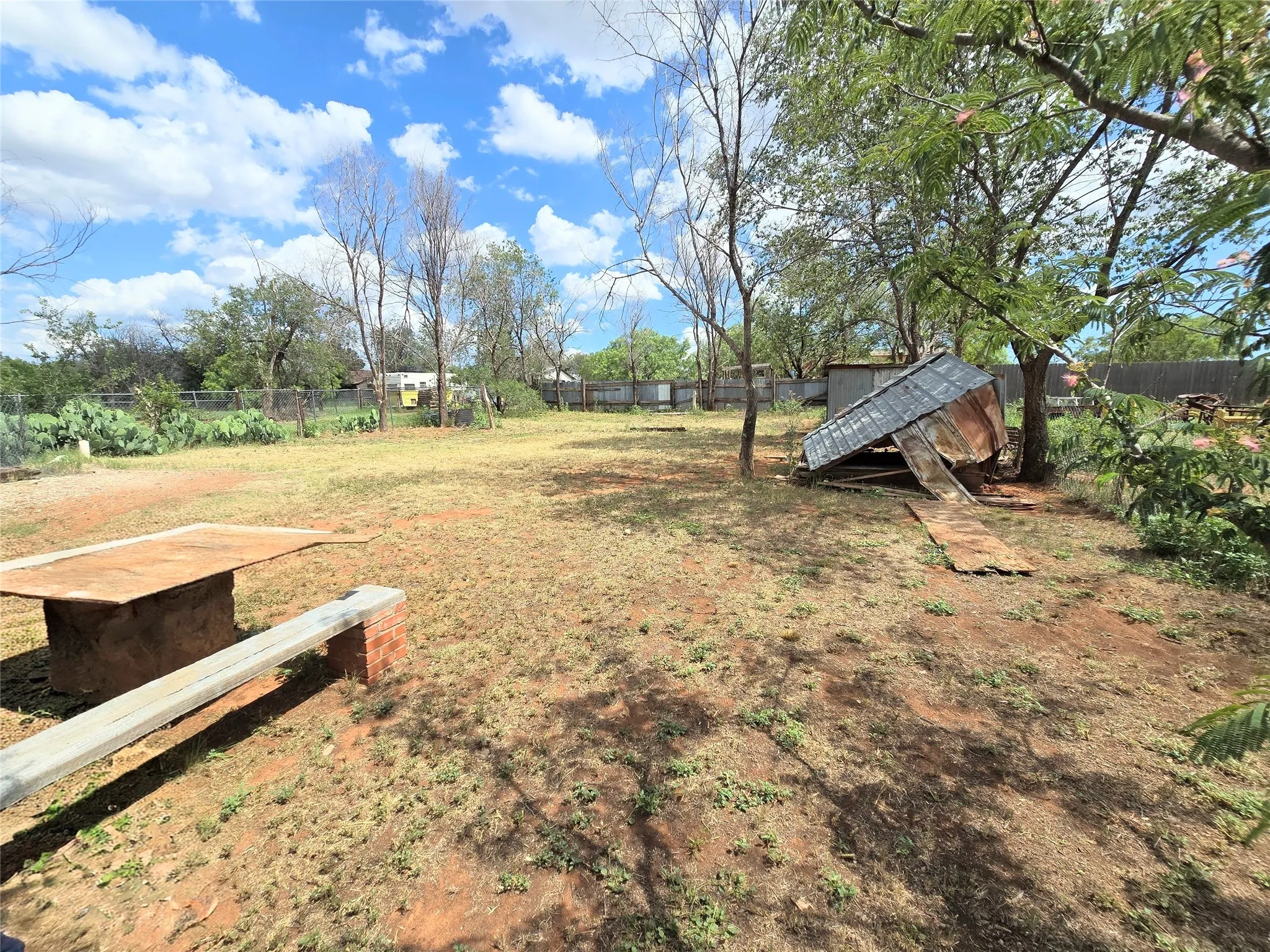Single Family Residence For Sale in Nolan County , 1005 W 3rd Street, Sweetwater, Texas 79556, 1 Bedroom, 1 Bathroom, Garage spaces, 704 Sqft, built in 1980, mls#21308532, Real Estate Agent in Sweetwater, Homes For Sale in Nolan county, Homes For Sale in Sweetwater, Realtor in Sweetwater Texas, Real Estate Brokerage Independent Realty Texas, Luminita Cordes Realtor