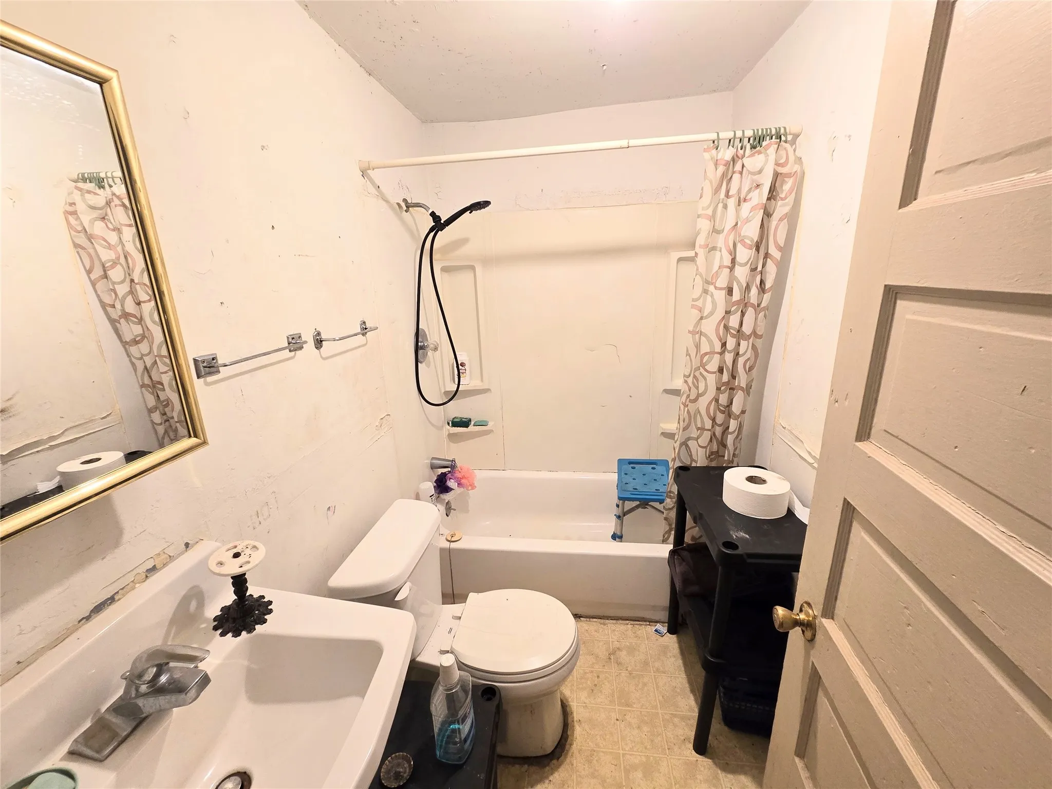 Single Family Residence For Sale in Nolan County , 1005 W 3rd Street, Sweetwater, Texas 79556, 1 Bedroom, 1 Bathroom, Garage spaces, 704 Sqft, built in 1980, mls#21308532, Real Estate Agent in Sweetwater, Homes For Sale in Nolan county, Homes For Sale in Sweetwater, Realtor in Sweetwater Texas, Real Estate Brokerage Independent Realty Texas, Luminita Cordes Realtor