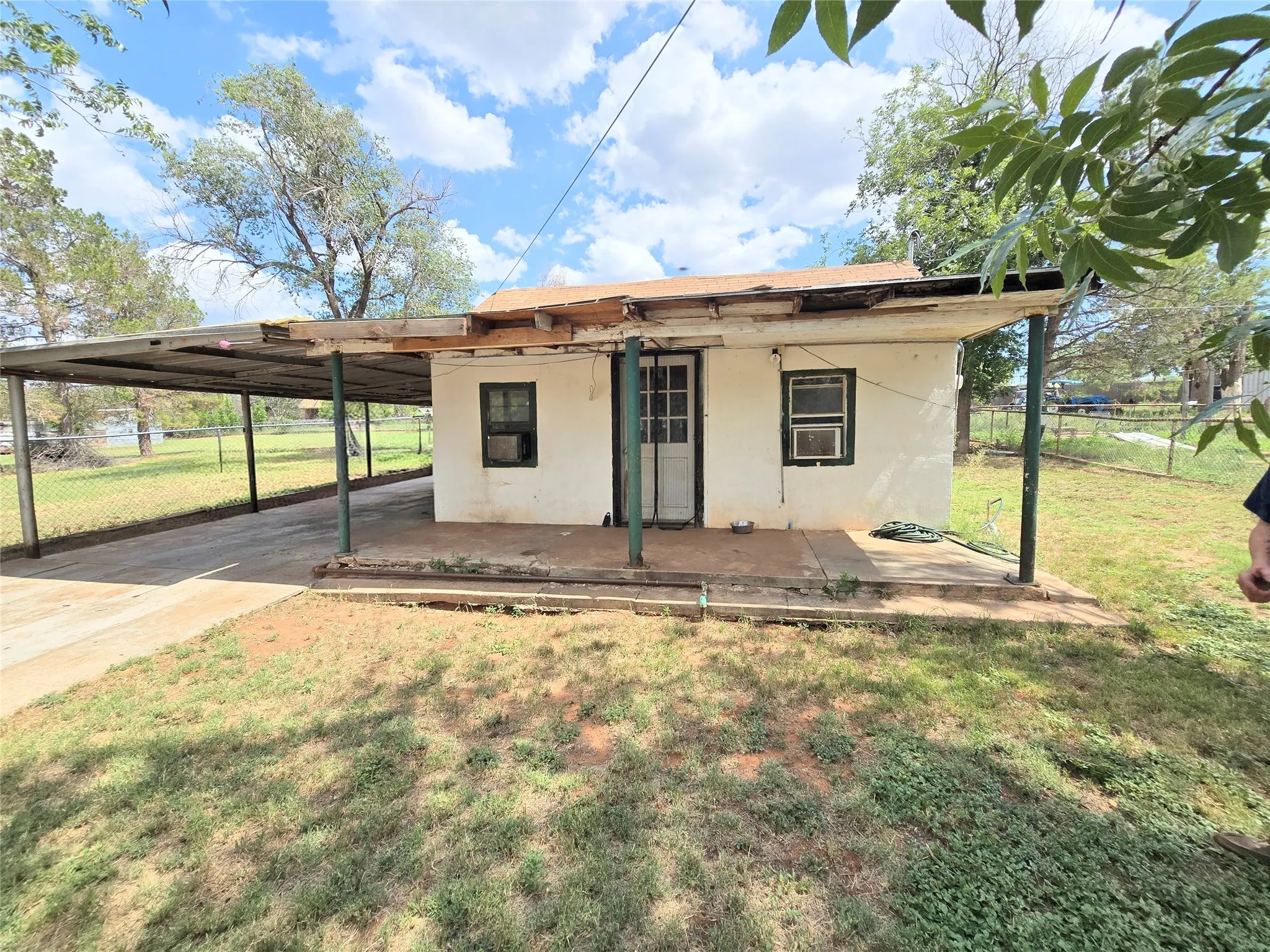 Single Family Residence For Sale in Nolan County , 1005 W 3rd Street, Sweetwater, Texas 79556, 1 Bedroom, 1 Bathroom, Garage spaces, 704 Sqft, built in 1980, mls#21308532, Real Estate Agent in Sweetwater, Homes For Sale in Nolan county, Homes For Sale in Sweetwater, Realtor in Sweetwater Texas, Real Estate Brokerage Independent Realty Texas, Luminita Cordes Realtor