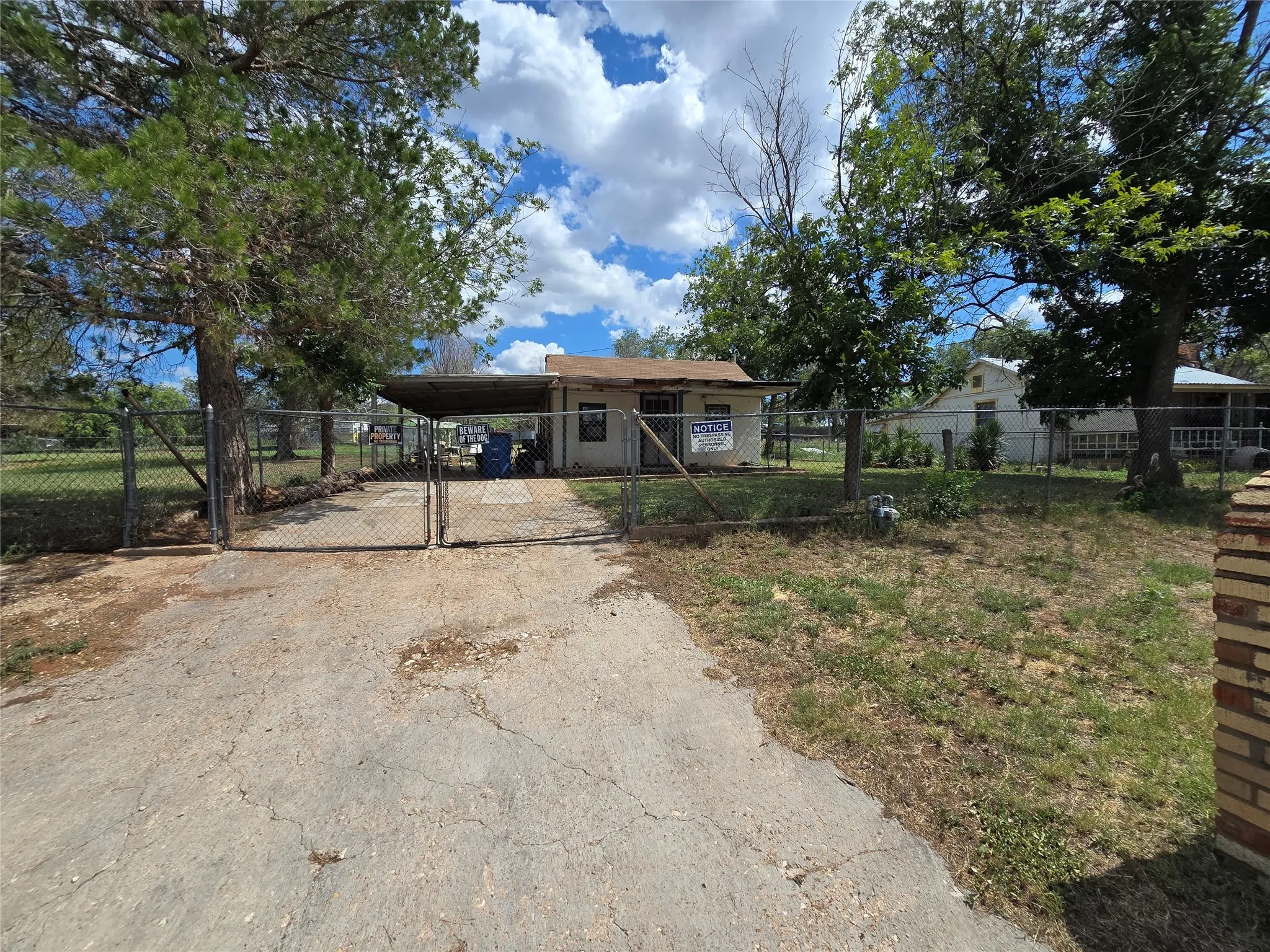 Single Family Residence For Sale in Nolan County , 1005 W 3rd Street, Sweetwater, Texas 79556, 1 Bedroom, 1 Bathroom, Garage spaces, 704 Sqft, built in 1980, mls#21308532, Real Estate Agent in Sweetwater, Homes For Sale in Nolan county, Homes For Sale in Sweetwater, Realtor in Sweetwater Texas, Real Estate Brokerage Independent Realty Texas, Luminita Cordes Realtor