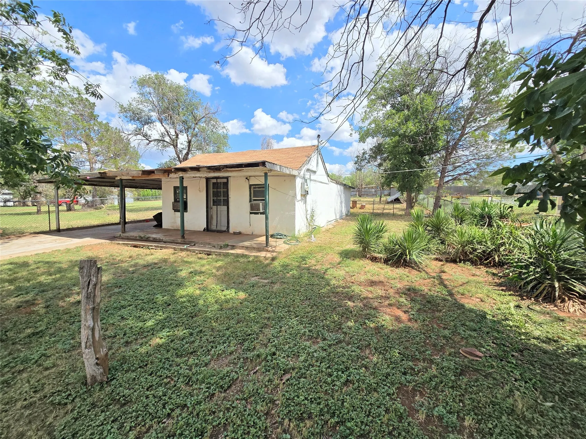Single Family Residence For Sale in Nolan County , 1005 W 3rd Street, Sweetwater, Texas 79556, 1 Bedroom, 1 Bathroom, Garage spaces, 704 Sqft, built in 1980, mls#21308532, Real Estate Agent in Sweetwater, Homes For Sale in Nolan county, Homes For Sale in Sweetwater, Realtor in Sweetwater Texas, Real Estate Brokerage Independent Realty Texas, Luminita Cordes Realtor