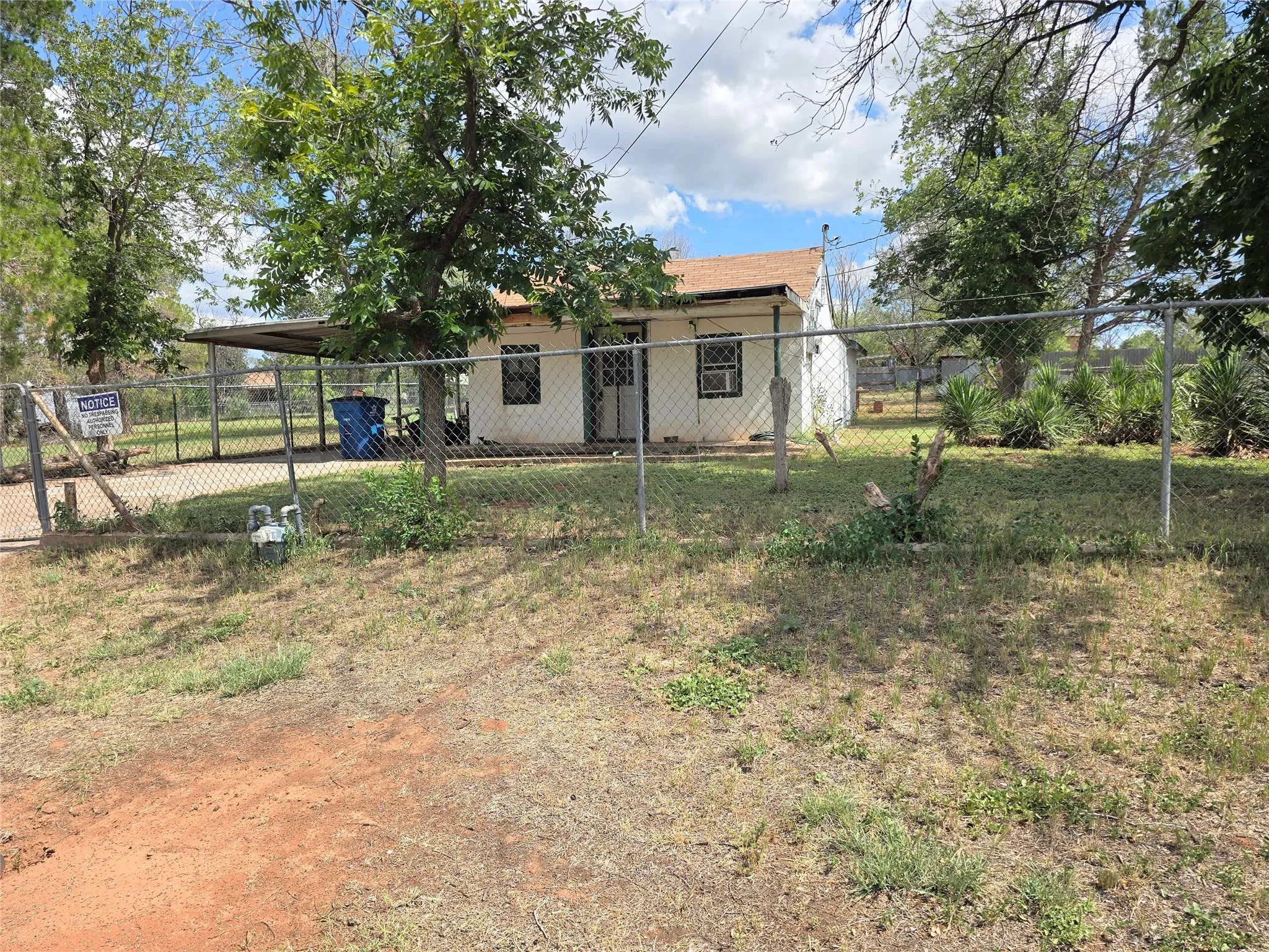 Single Family Residence For Sale in Nolan County , 1005 W 3rd Street, Sweetwater, Texas 79556, 1 Bedroom, 1 Bathroom, Garage spaces, 704 Sqft, built in 1980, mls#21308532, Real Estate Agent in Sweetwater, Homes For Sale in Nolan county, Homes For Sale in Sweetwater, Realtor in Sweetwater Texas, Real Estate Brokerage Independent Realty Texas, Luminita Cordes Realtor